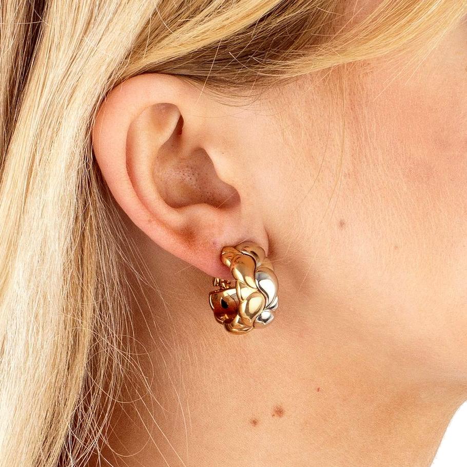 Boucles d'oreilles Chopard de la Collection SCA vers les années 1990 présentant un motif paisley en or blanc et jaune 18 carats. Les boucles d'oreilles mesurent 0,86