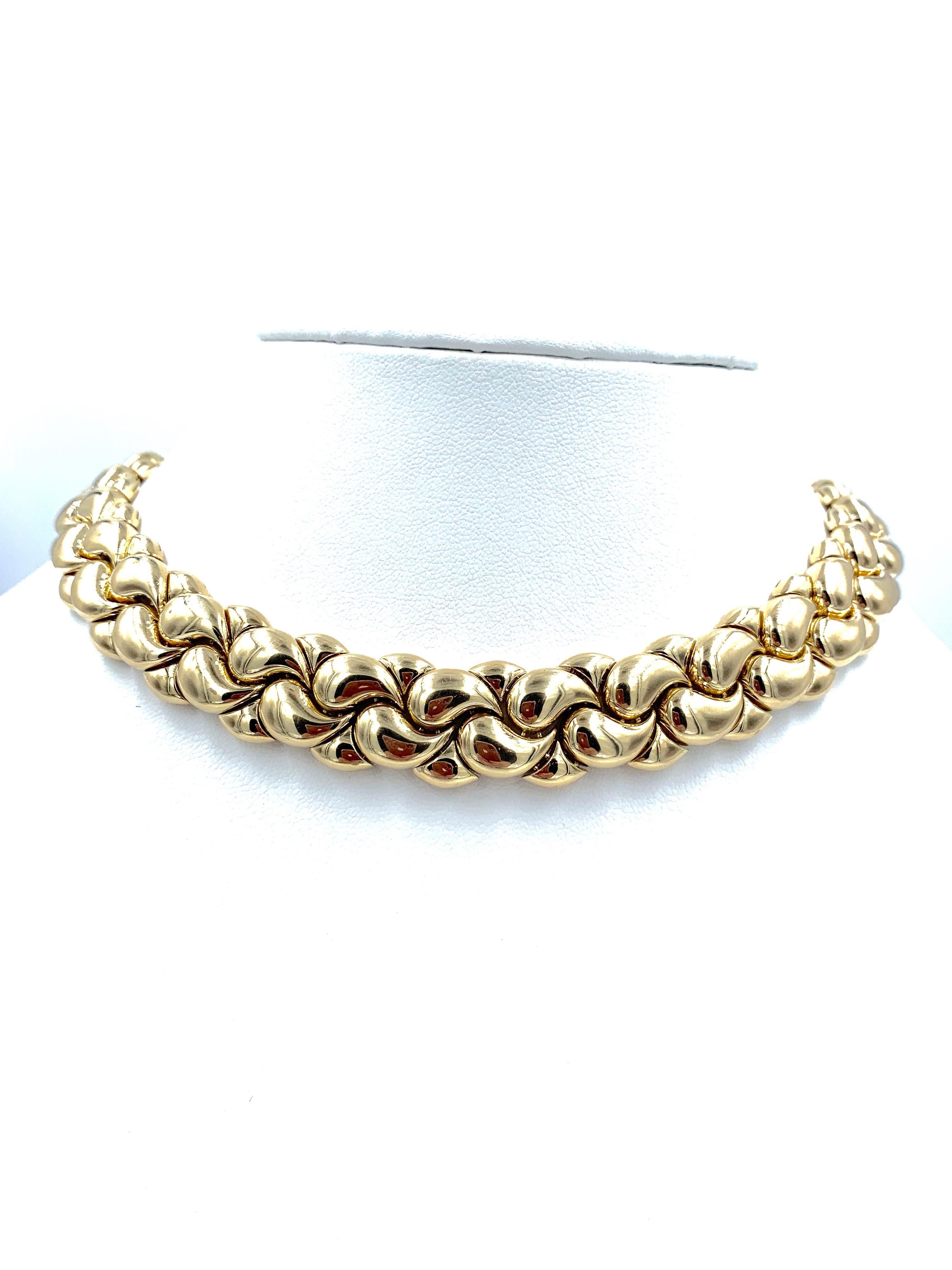 Una superba e raffinata collana Chopard Casmir 1990 in oro giallo, composta da un nastro a forma di cupola in oro giallo massiccio.
