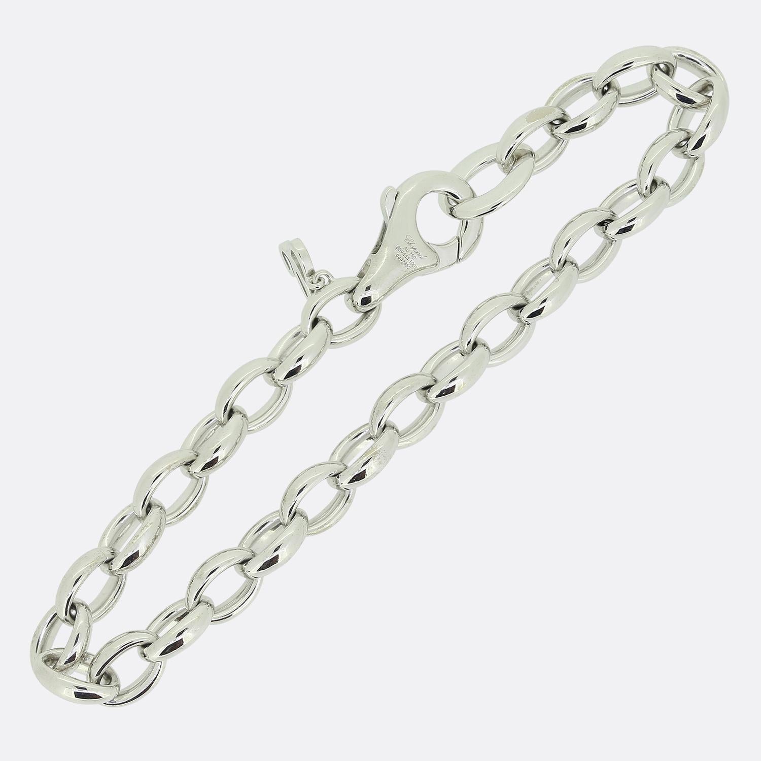 Aquí tenemos una maravillosa pulsera de eslabones del mundialmente conocido diseñador de joyas Chopard. Fabricada en lujoso oro blanco de 18 quilates, esta pieza de eslabones estilo belcher ofrece un brillo duradero con un único colgante en forma de