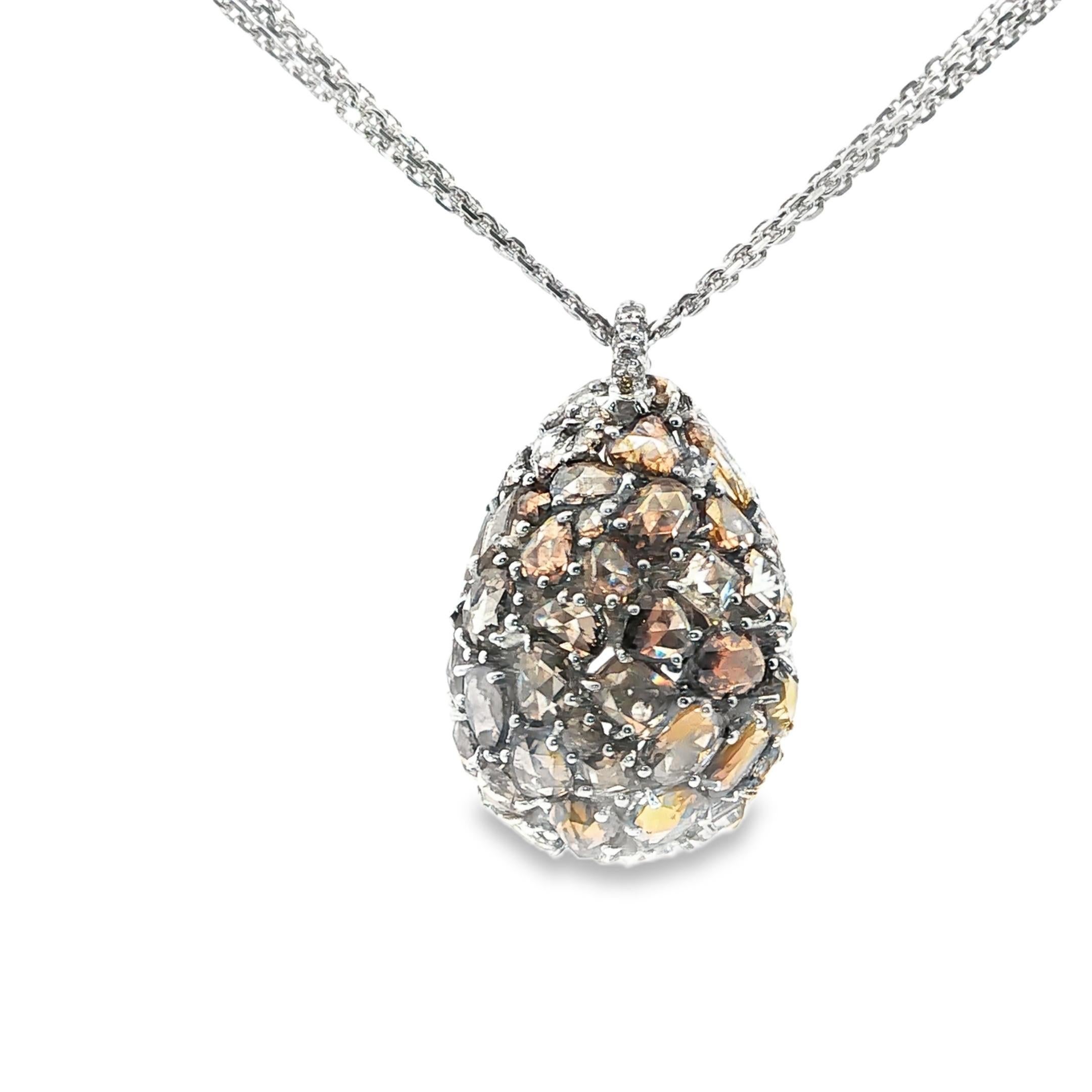 Un reliquiario di luci e ombre.

Questo straordinario ciondolo di Chopard evoca il mistero di un medaglione di famiglia riportato alla luce da un altro secolo. Realizzata in luminoso oro bianco 18 carati, la forma a uovo è impreziosita da un mosaico