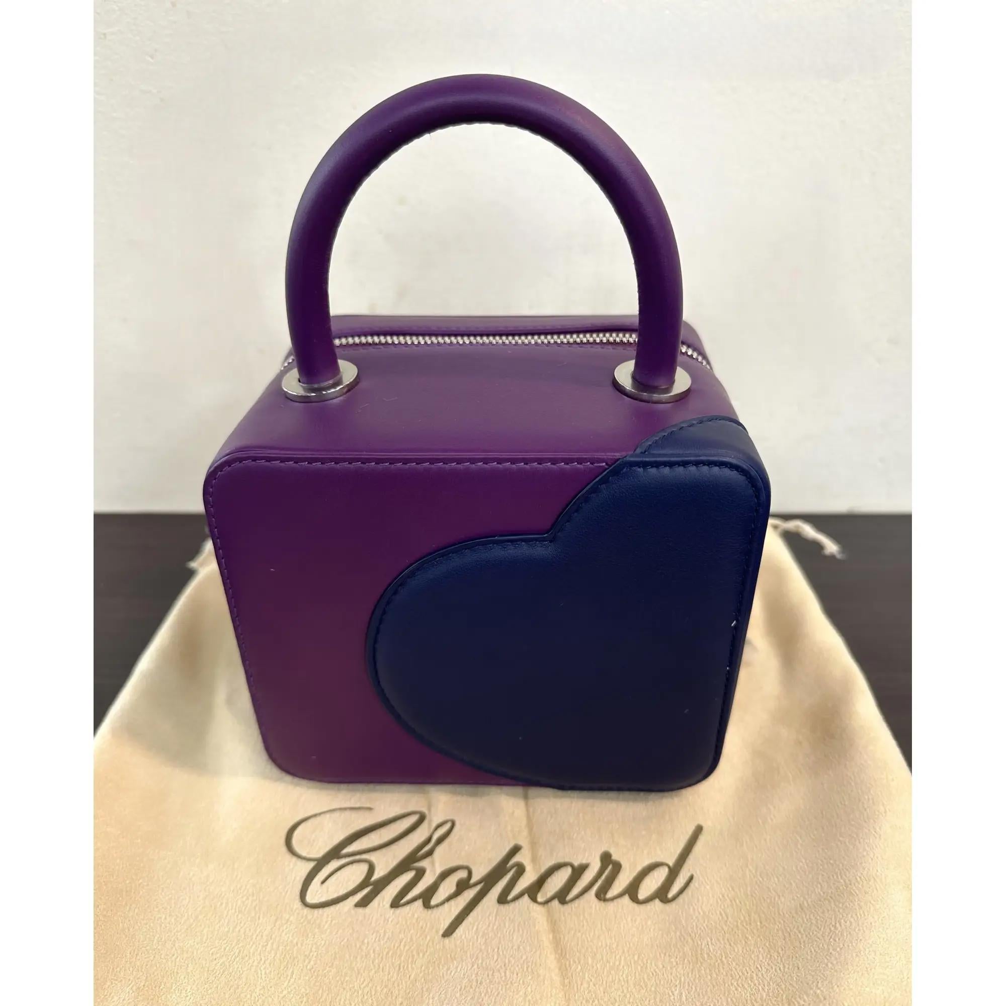 Chopard x Chloë Sevigny leather shoulder bag, model number 9500-0981. This brand-new item comes in purple and navy calfskin leather with a detachable metal chain crossbody strap. This exquisite Italian handbag is the result of a collaboration