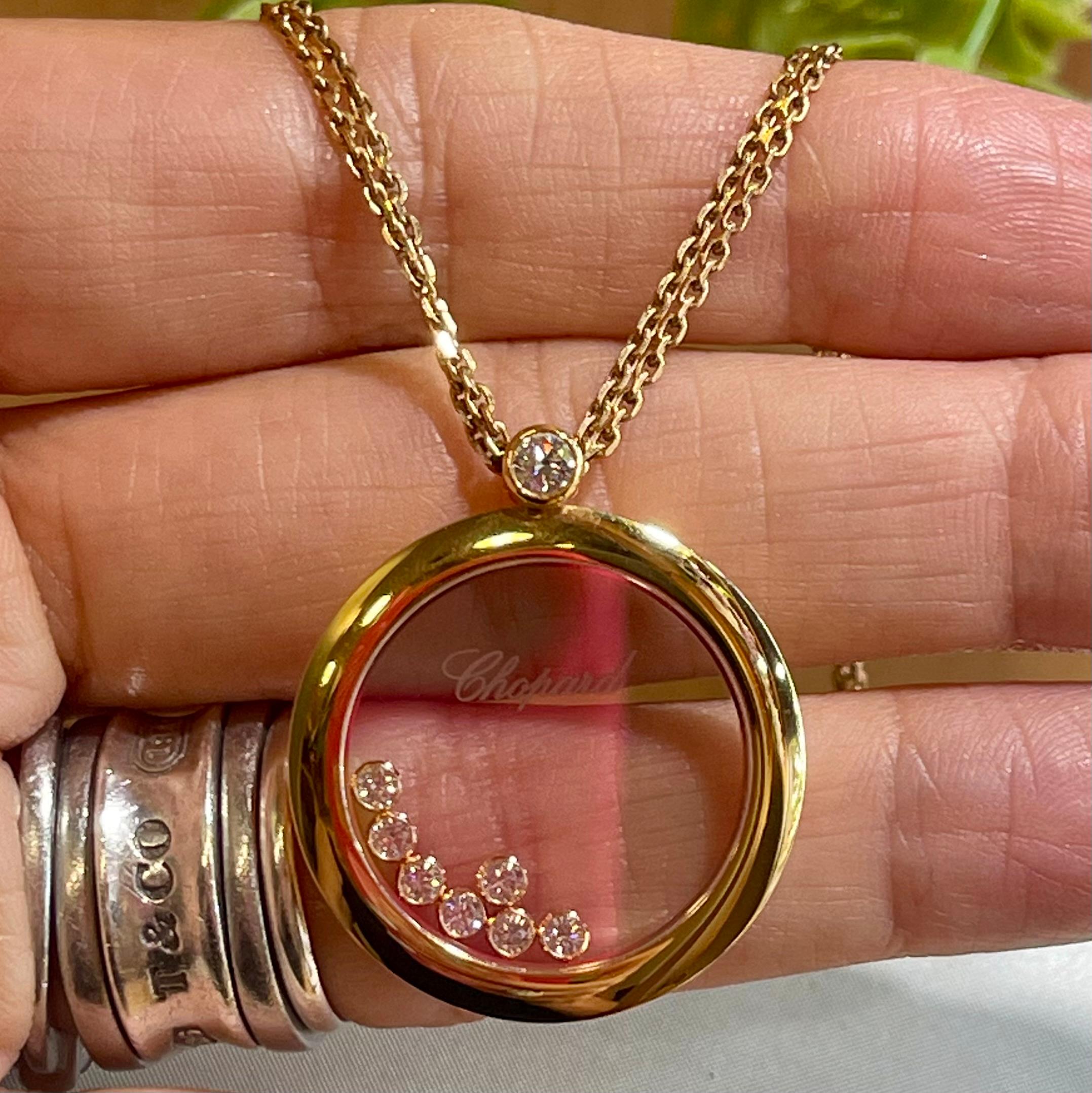 Happy Diamonds jewelry is as unique as it is playful. The dancing diamonds are entirely free between two sapphire crystals, thus enabling them to move without restraint, and through this movement to enhance their inherent sparkle. Little Diamonds Do