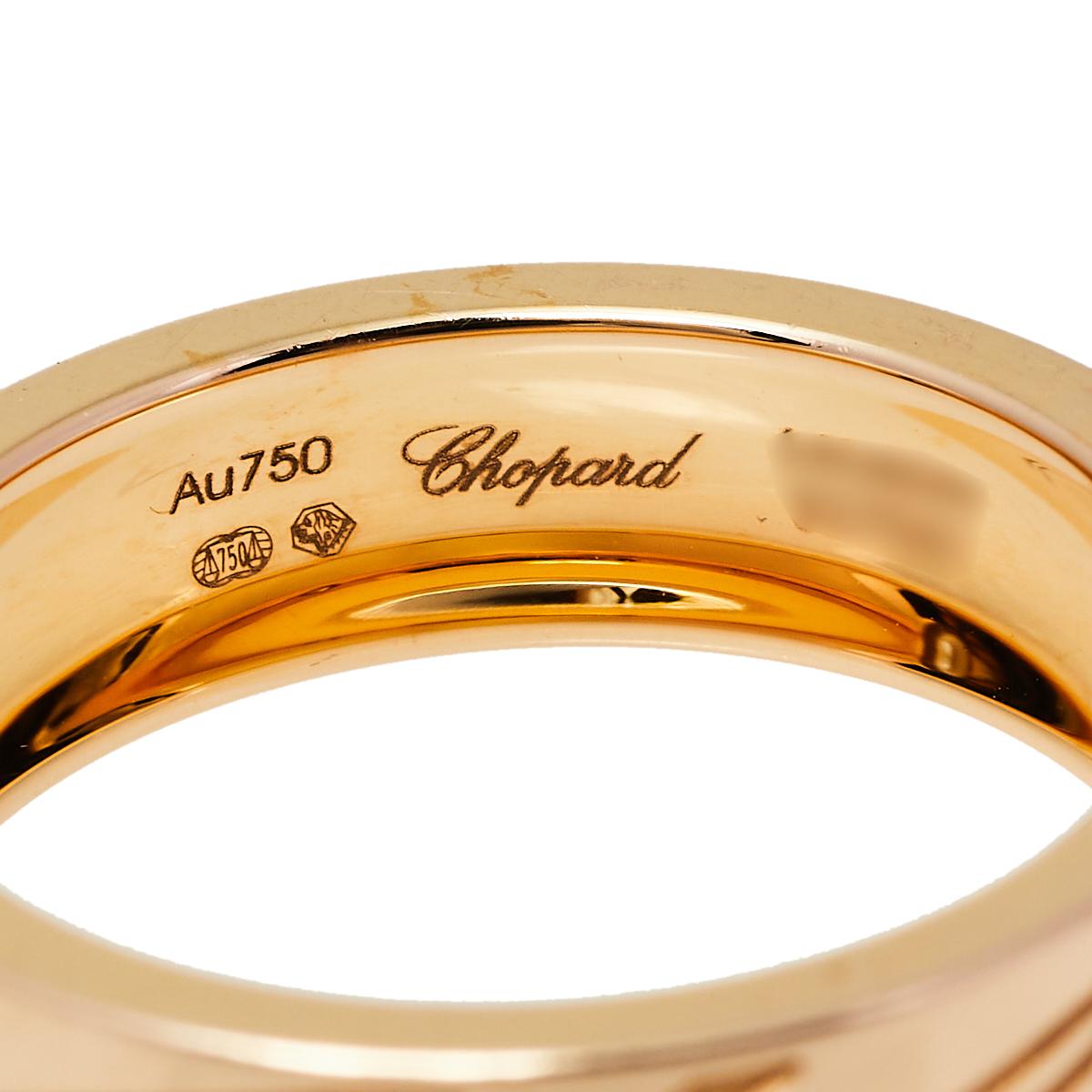 This creation from Chopard speaks luxury in a way that is minimal and elegant. The ring has been excellently crafted from 18k rose gold. Set beautifully on the ring are a single diamond and cursive engravings of the brand's name—a detail that makes