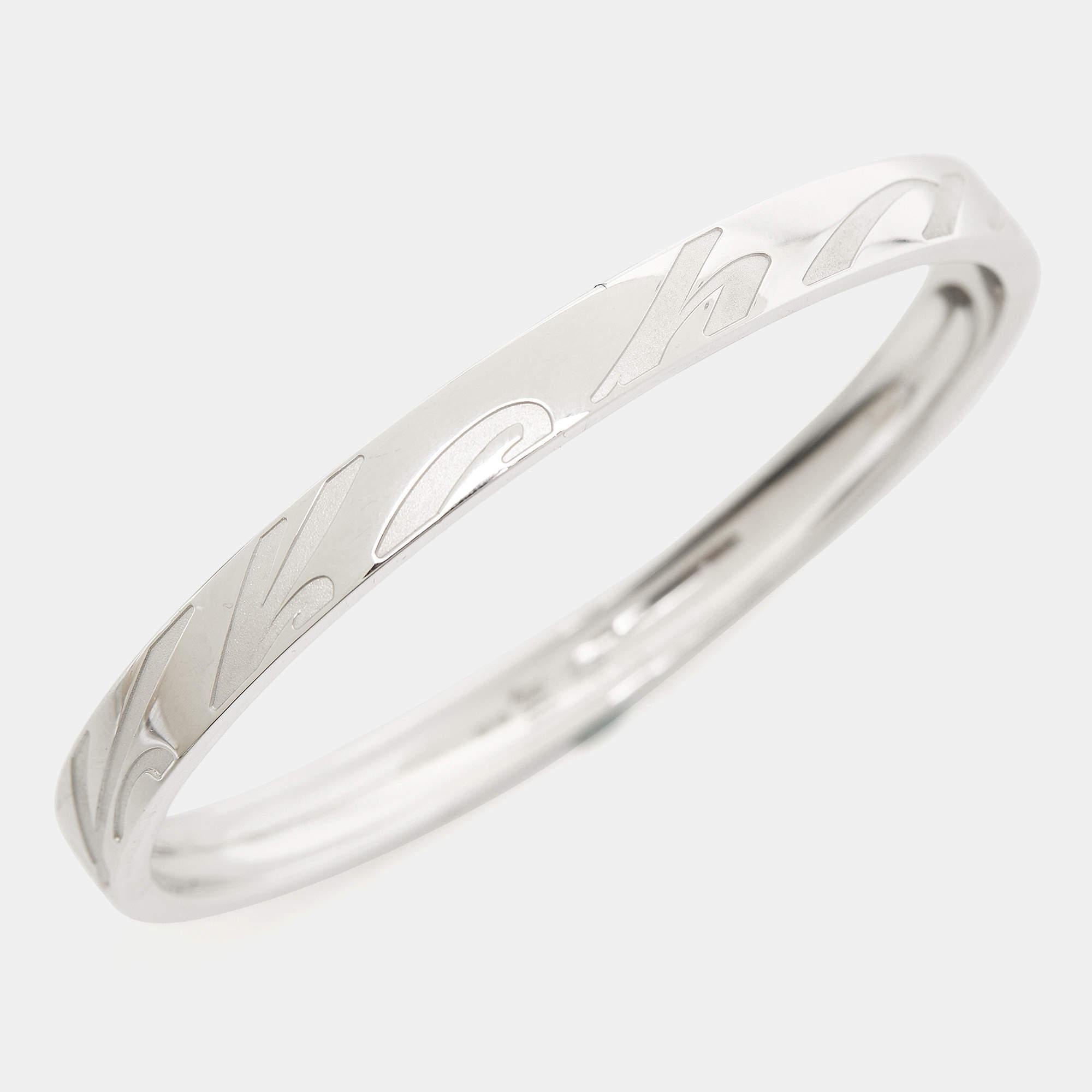 Chopard presenta este fabuloso brazalete de elegante silueta para la mujer que está dispuesta a triunfar con todos sus accesorios. Seguro que llama la atención y te hace palpitar el corazón. Lúcelo con todos tus looks, desde los más formales a los
