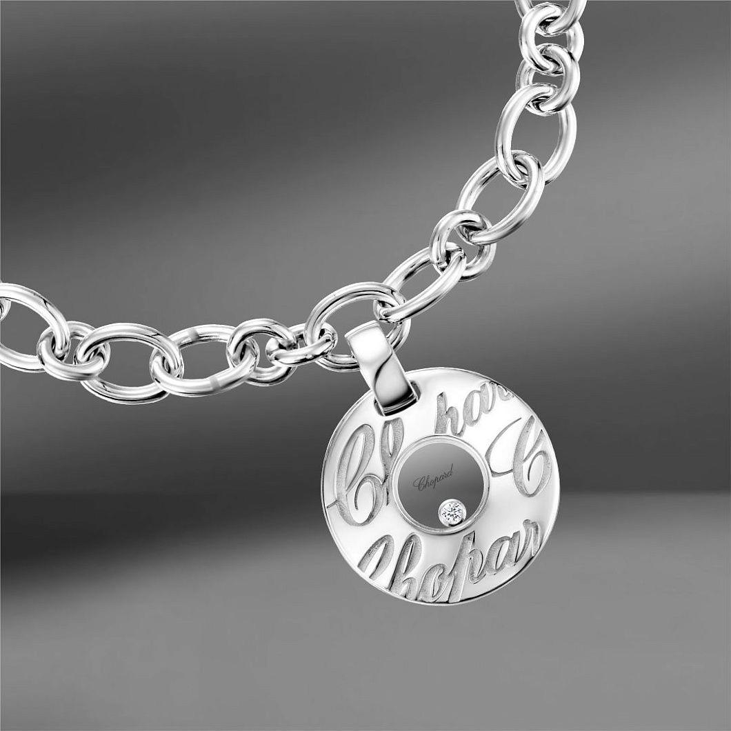 Questo bracciale Chopard Chopardissimo in oro bianco 18 carati presenta una sorprendente combinazione di maglie ovali e rotonde, creando una catena raffinata e senza tempo. Il bracciale è ornato da un ciondolo rotondo, inciso con la firma Chopard e