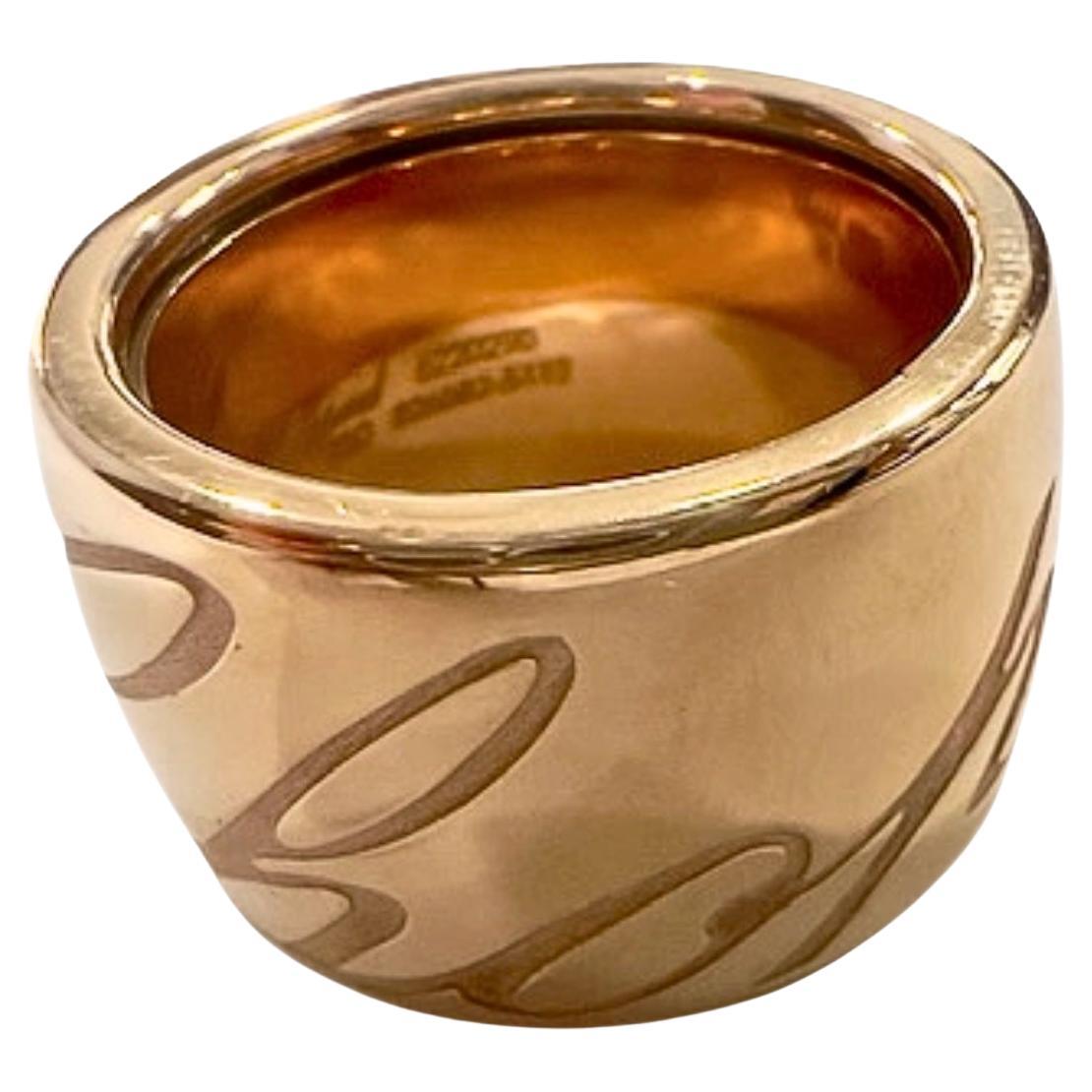 A sophisticated and elegant ring from Chopard, featuring a modern and minimalist design, perfect for any occasion.
The ring features the brand's name engraved in cursive, adding a personalized touch.

**IN STOCK**

Technical Specifications:

Weight:
