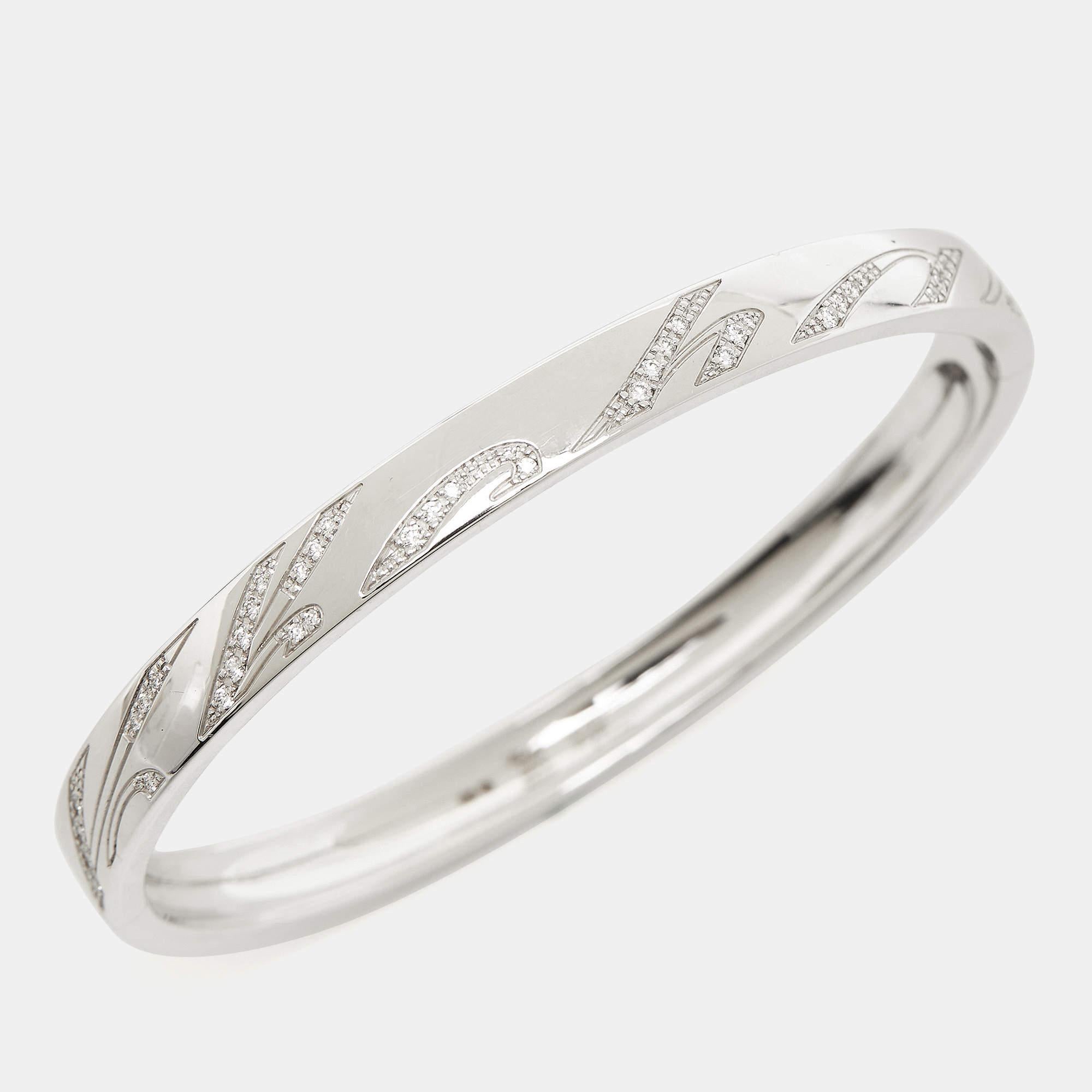 Chopard presenta este fabuloso brazalete de elegante silueta para la mujer que está dispuesta a triunfar con todos sus accesorios. Seguro que llama la atención y te hace palpitar el corazón. Lúcelo con todos tus looks, desde los más formales a los