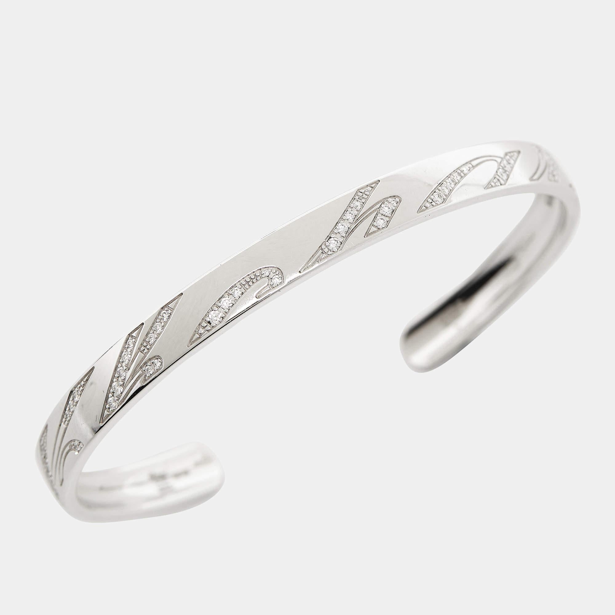 Chopard presenta este fabuloso brazalete de elegante silueta para la mujer que está dispuesta a triunfar con todos sus accesorios. Seguro que llama la atención y te hace palpitar el corazón. Lúcelo con todos tus looks, desde los más formales a los