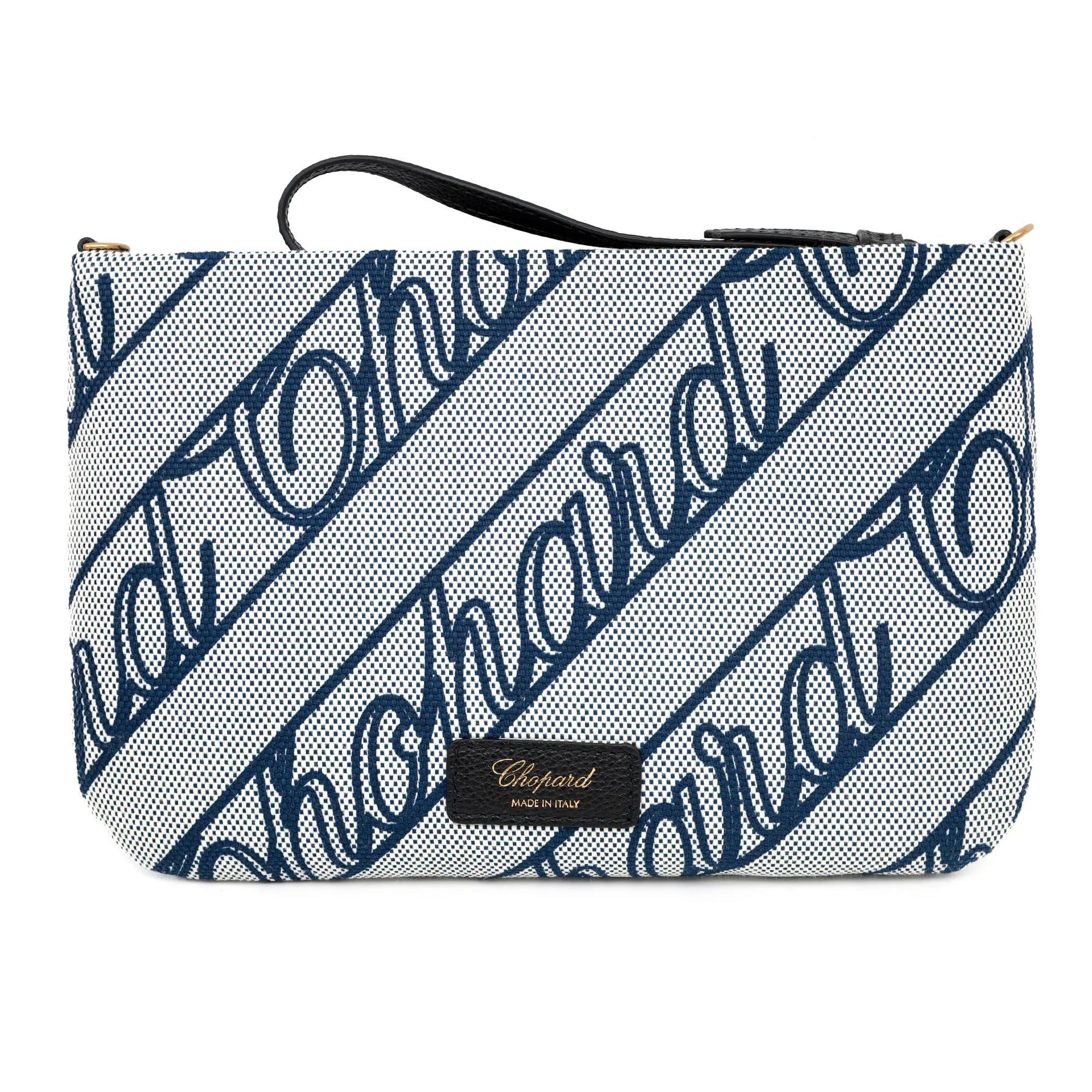 Crafted from blue organic cotton on a sky-blue background, this Chopard Chopardissimo model is distinguished by its slim, delicately curved silhouette. The Chopard logo and the chain shoulder strap are in yellow gold metal, adding an extra touch of