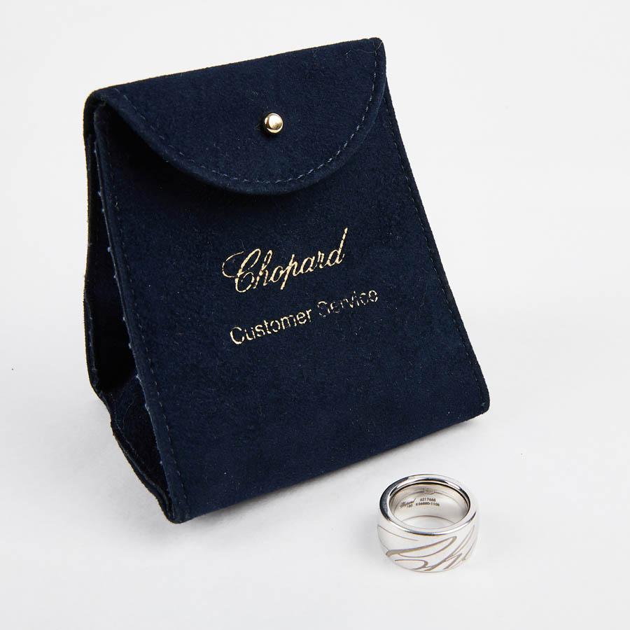 Chopardissimo collection, from the House of Chopard, This ring is in 18k 750/1000 white gold. It has the circular Chopard inscription all around the ring. In very good condition. Micro scratches, easy to polish. Size 51.
It is Swiss made. In very