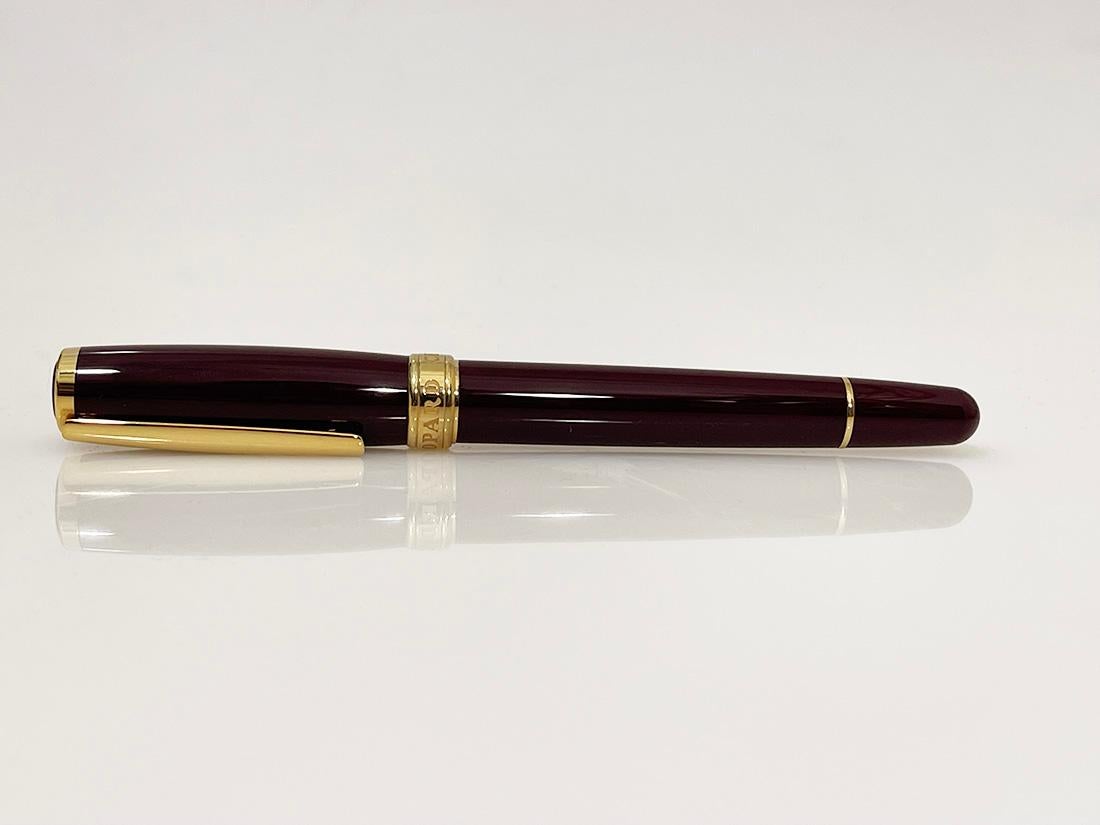 Chopard Classic Rollerball pen

Swiss Rollerball pen by Chopard in acrylic Burgundy color resin.  
This rollerball pen is a Chopard Classic model and is very elegant with gold-plate . 
The size is 14.5 cm long and from the clip 1.7 cm 
We have an