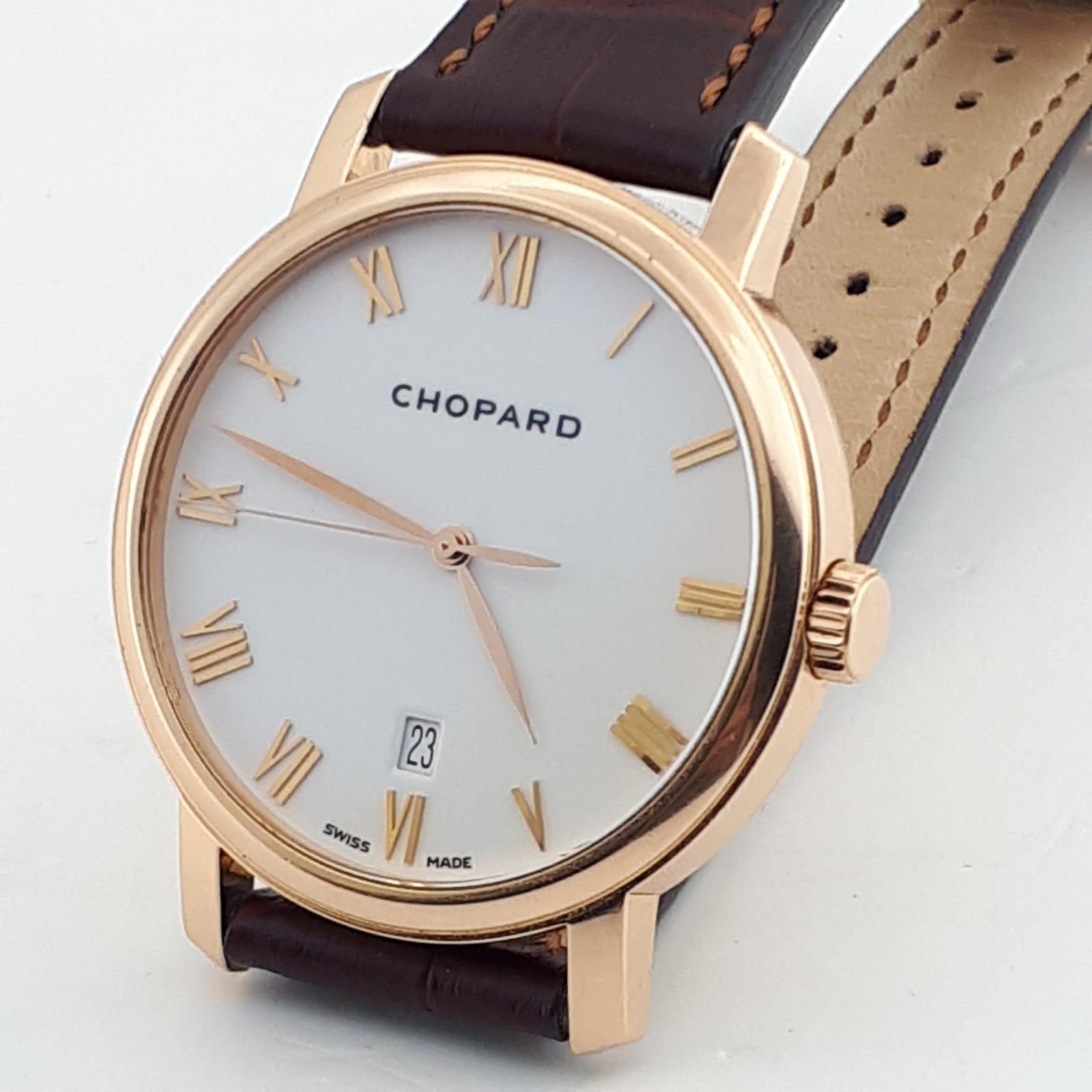 *** Rose Gold, Automatik, 40mm Gehäusegröße

Marke: Chopard (Garantiert authentisch)
Modell: Classique
Referenznummer: 1278
Produktionsjahr: 2022 Ungefähr
Geschlecht: Männer
Metall: 18Kt Rose Gold
Gehäusegröße: 40 mm ohne Aufzugskrone
Größe des