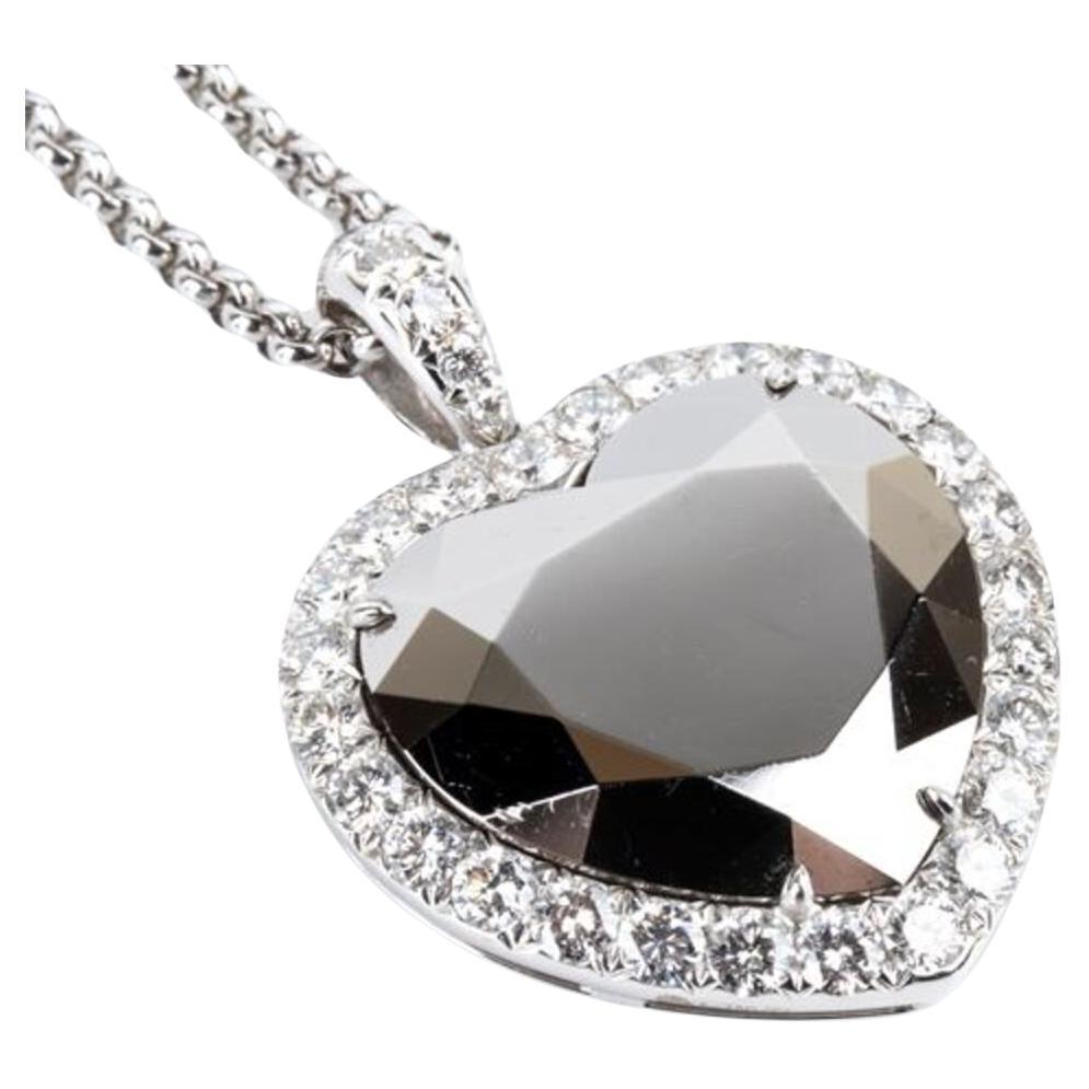 CHOPARD, collezione Happy Hearts: girocollo con pendente in oro e diamanti.