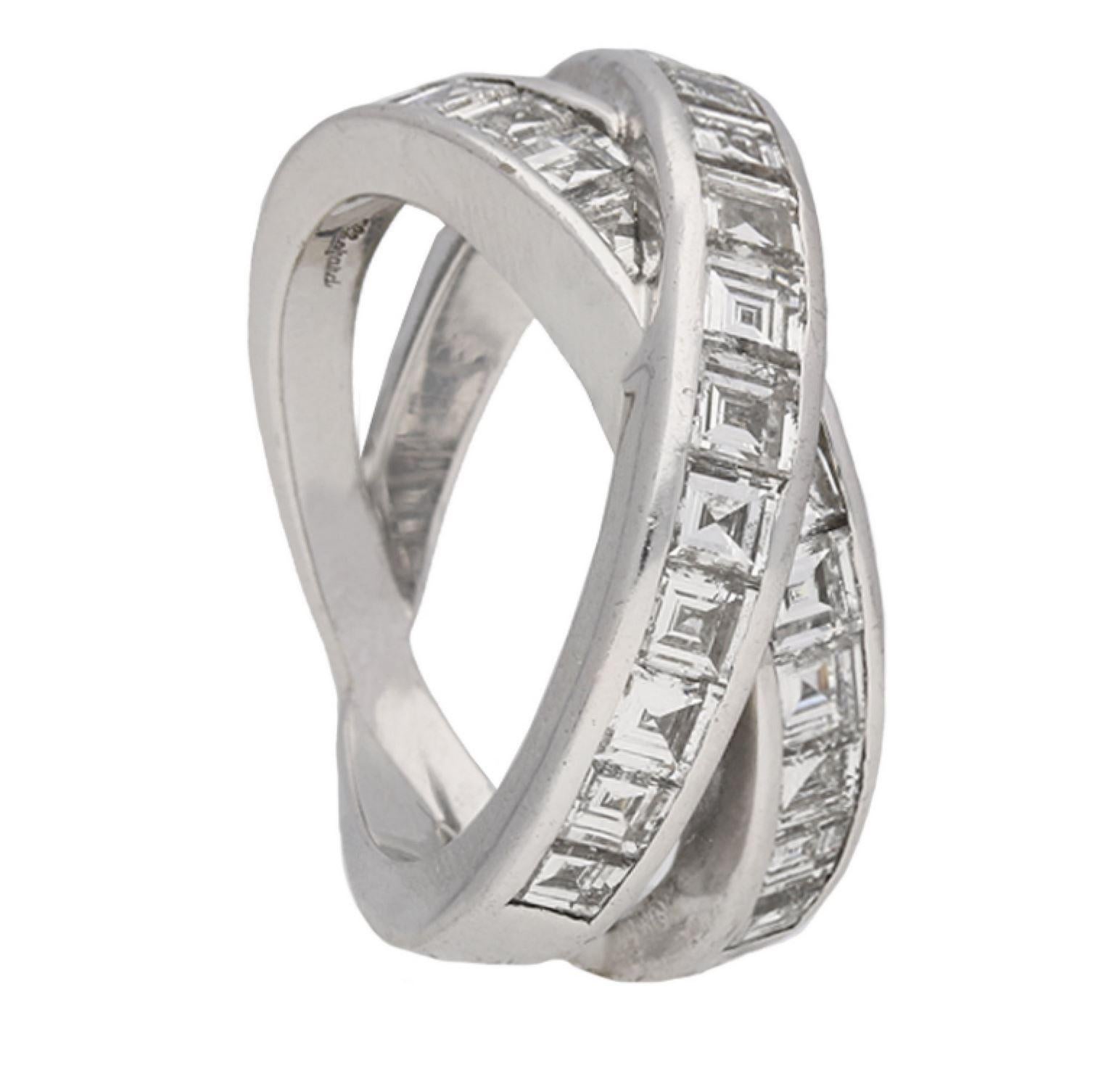 Bague en diamant croisé de Chopard. Serti de vingt-cinq diamants carrés taillés en escalier dans des sertis clos d'un poids total approximatif de 2,80 carats, dans un motif en croix gradué et fluide aux bords polis et à l'épaulement carré complexe,