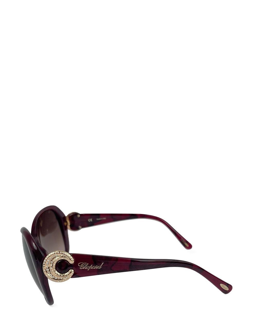 Chopard Deep Purple Katzenaugen-Sonnenbrille

Zusätzliche Informationen:
Hardware: Acetat
Linse: Braun
Größe: 58/17/140
Zustand: Ausgezeichnet
Extras: Inklusive Originalverpackung
