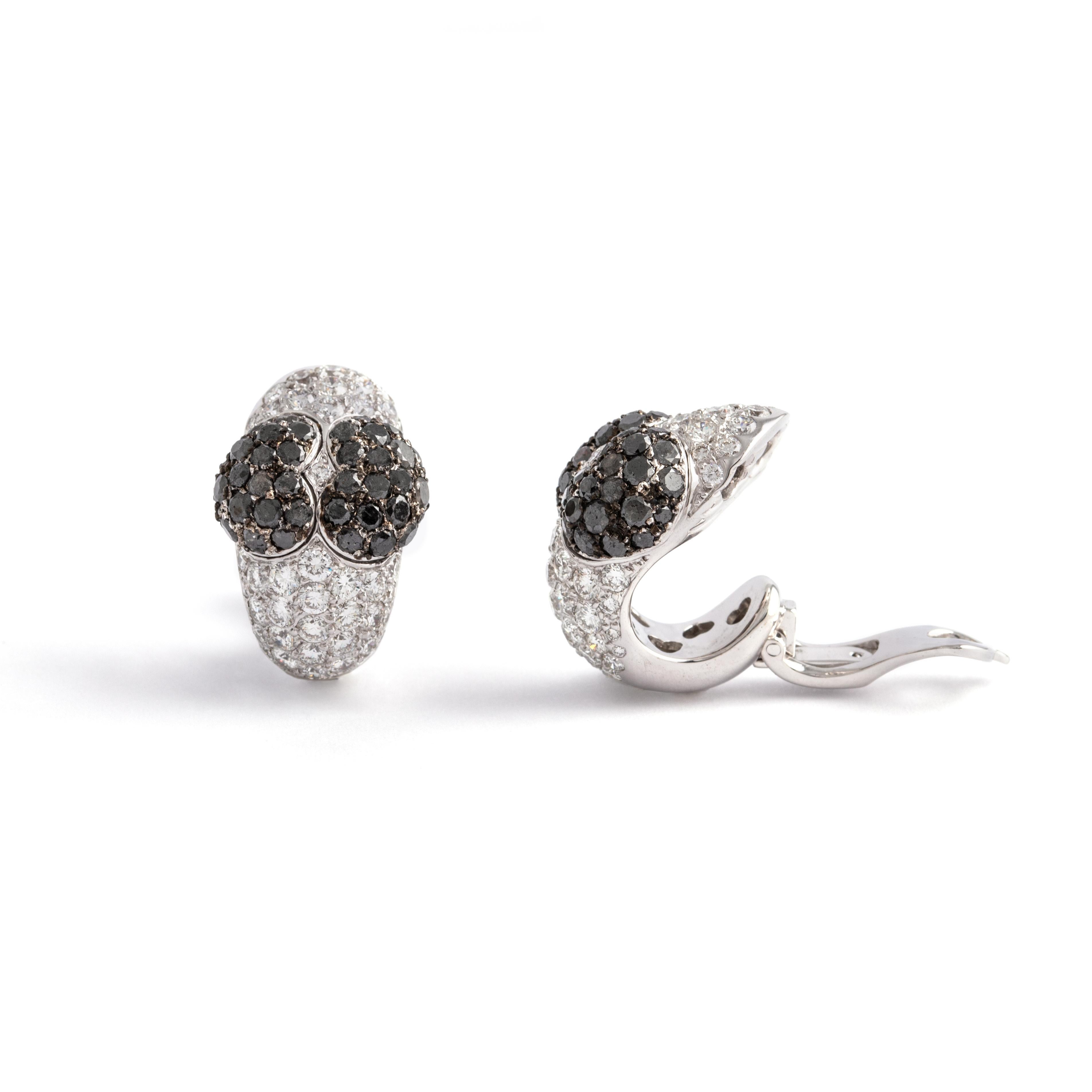Taille ronde Boucles d'oreilles Chopard diamant noir et blanc sur or blanc 18K en vente
