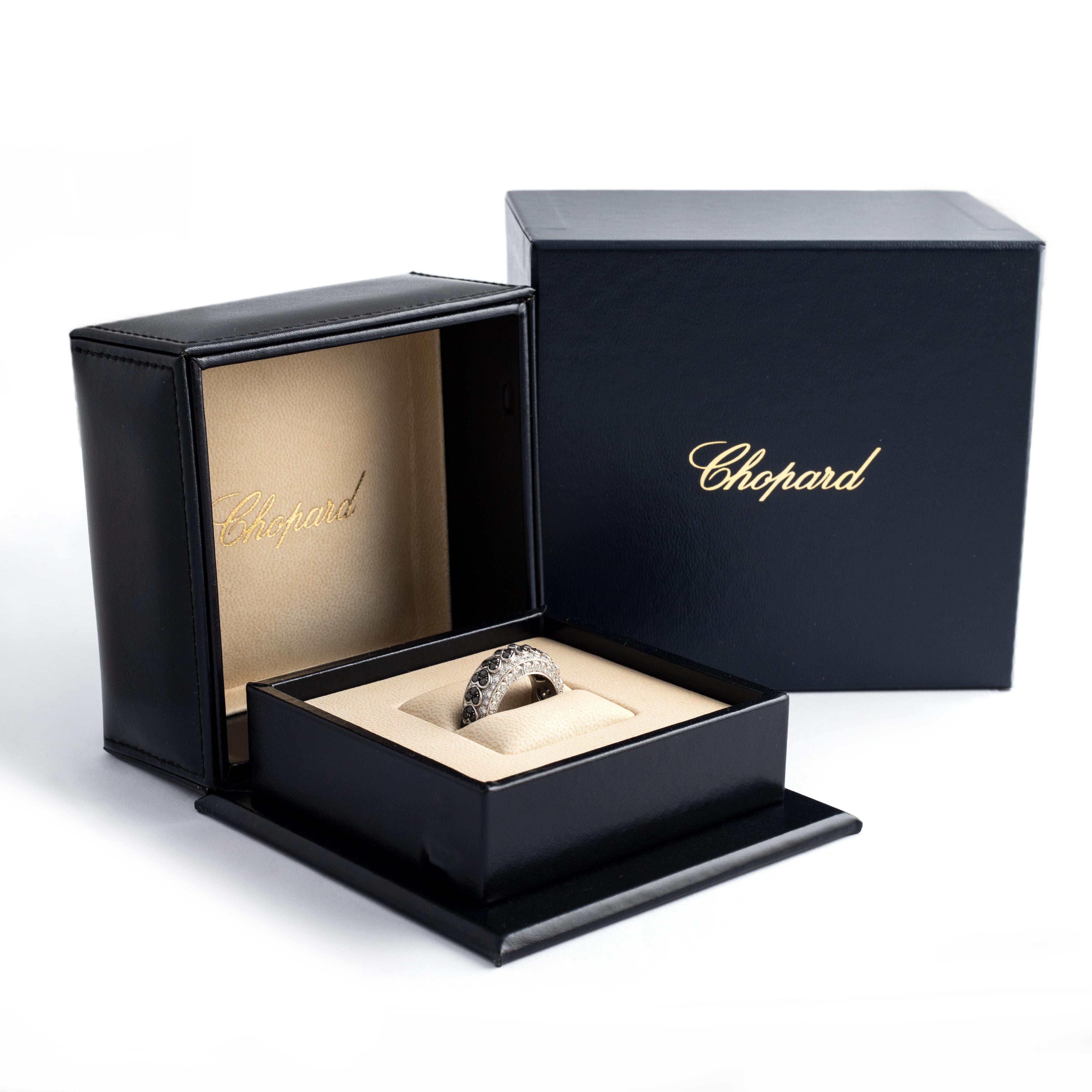 Chopard Diamant Schwarz und Weiß auf Weißgold 18K Ring.
Einzigartiges Stück, Sonderbestellung.
Herzmuster.

Chopard original Box.

Größe: 56
Gewicht: 12.17 Gramm.