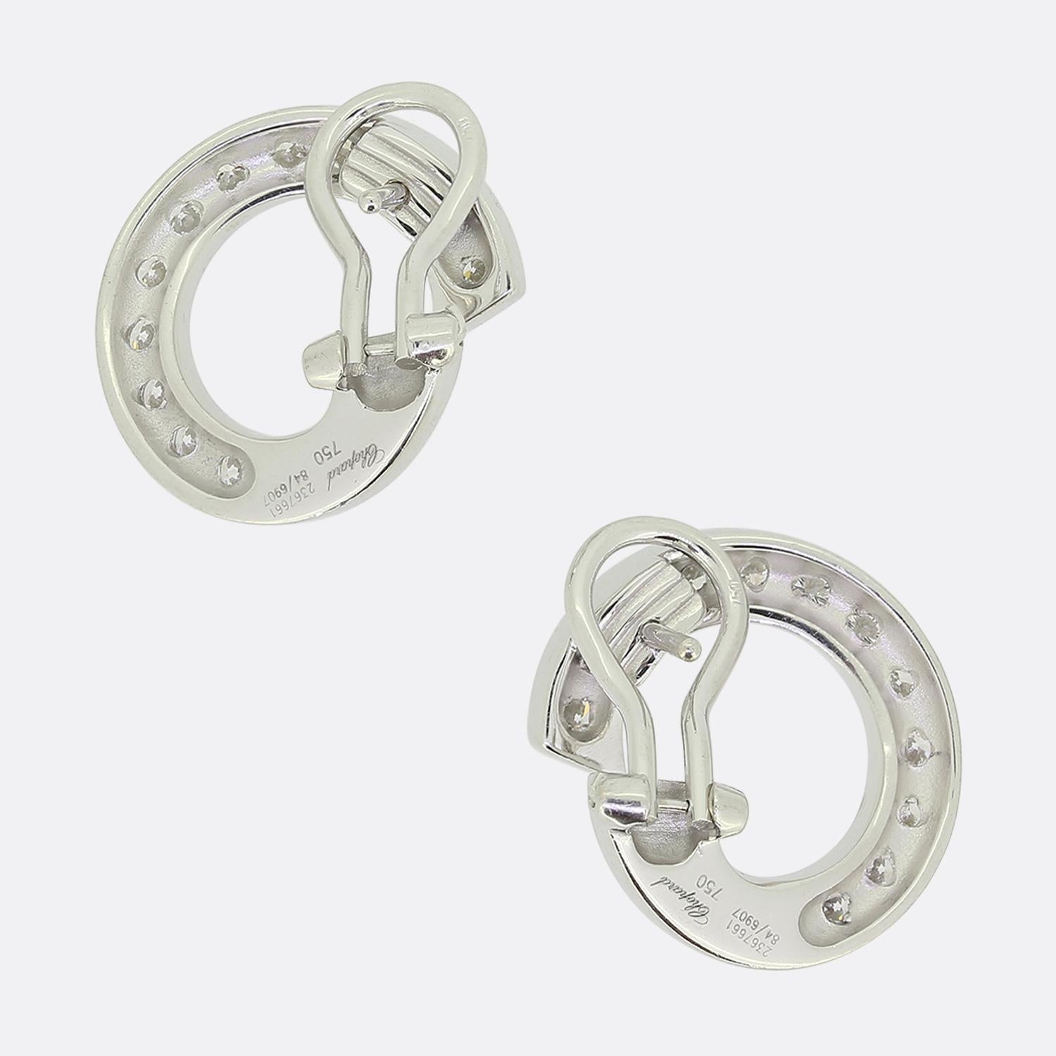 Si tratta di un meraviglioso paio di orecchini di diamanti del designer di gioielli di lusso Chopard. Ogni orecchino è incastonato con 15 diamanti bianchi rotondi taglio brillante perfettamente abbinati. Come ci si aspetta da Chopard, i diamanti