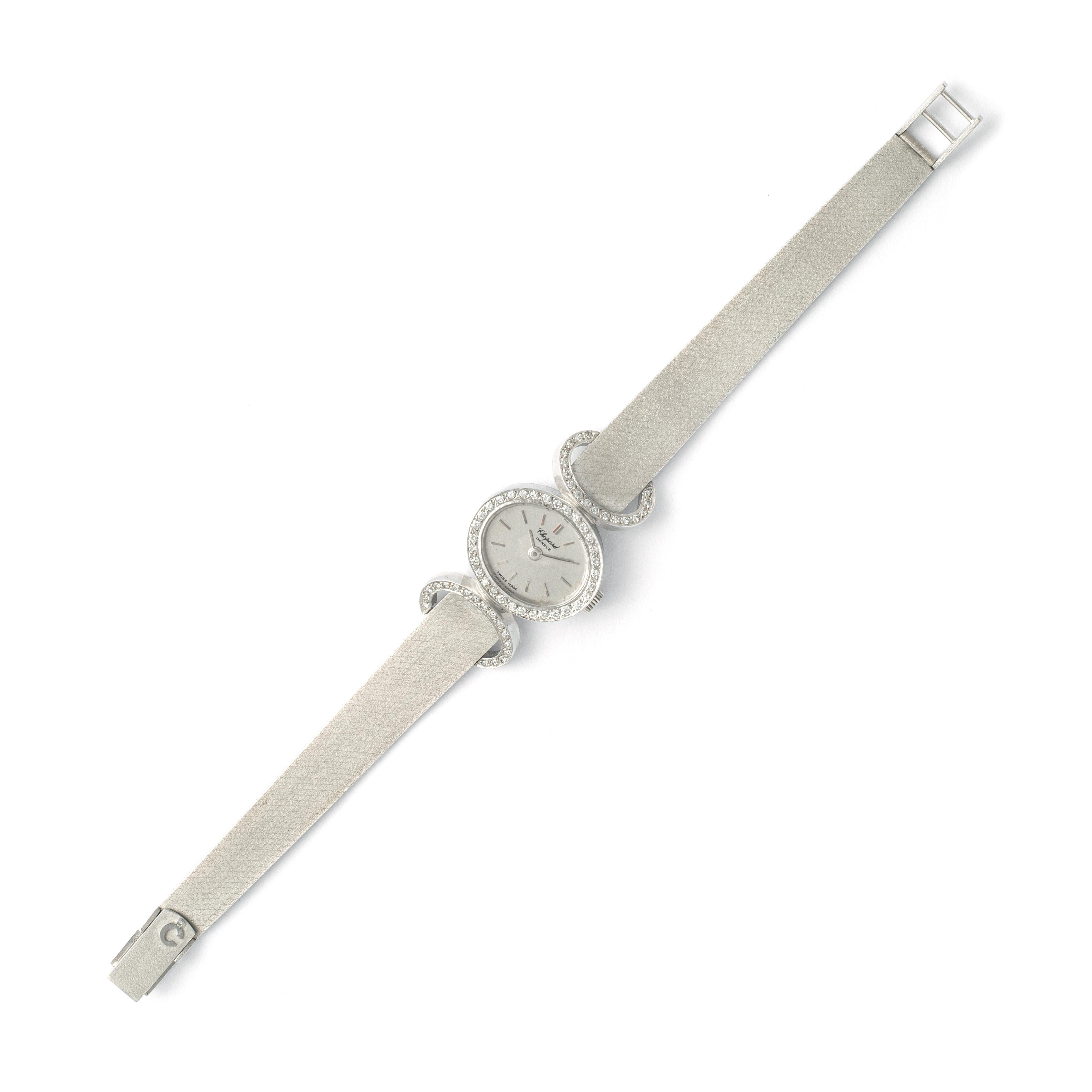 Entrez dans l'élégance vintage de la montre-bracelet Chopard, un chef-d'œuvre intemporel réalisé en or blanc 18 carats et orné d'un diamant de taille ronde pesant 0,41 carat. Ce garde-temps numéroté porte la prestigieuse signature Chopard, gage