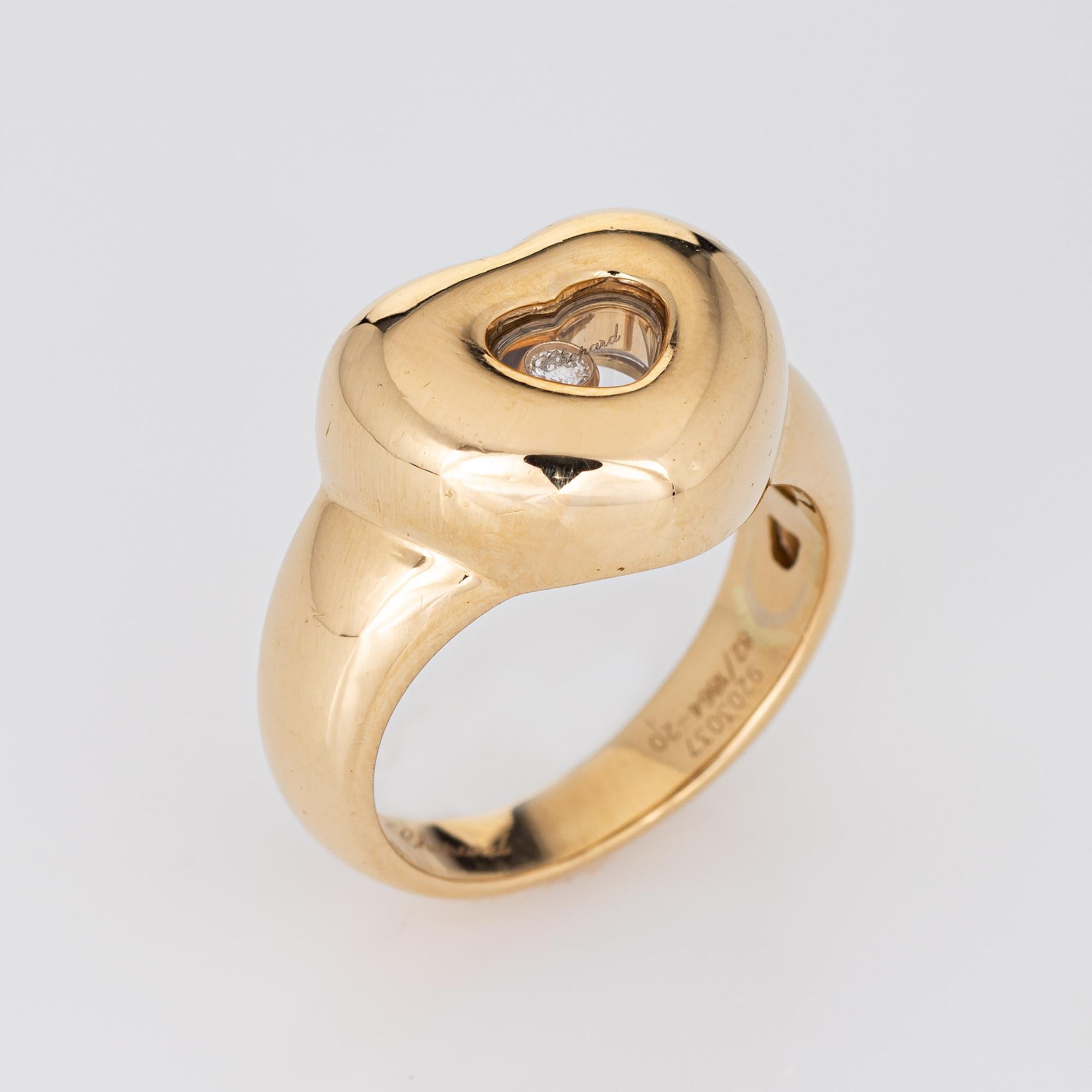Gebraucht Chopard schwimmende Diamant Herz Ring in 18k Gelbgold gefertigt.  

Der Chopard-Ring ist mit einem runden Diamanten im Brillantschliff von schätzungsweise 0,05 Karat besetzt, der im Herzen 