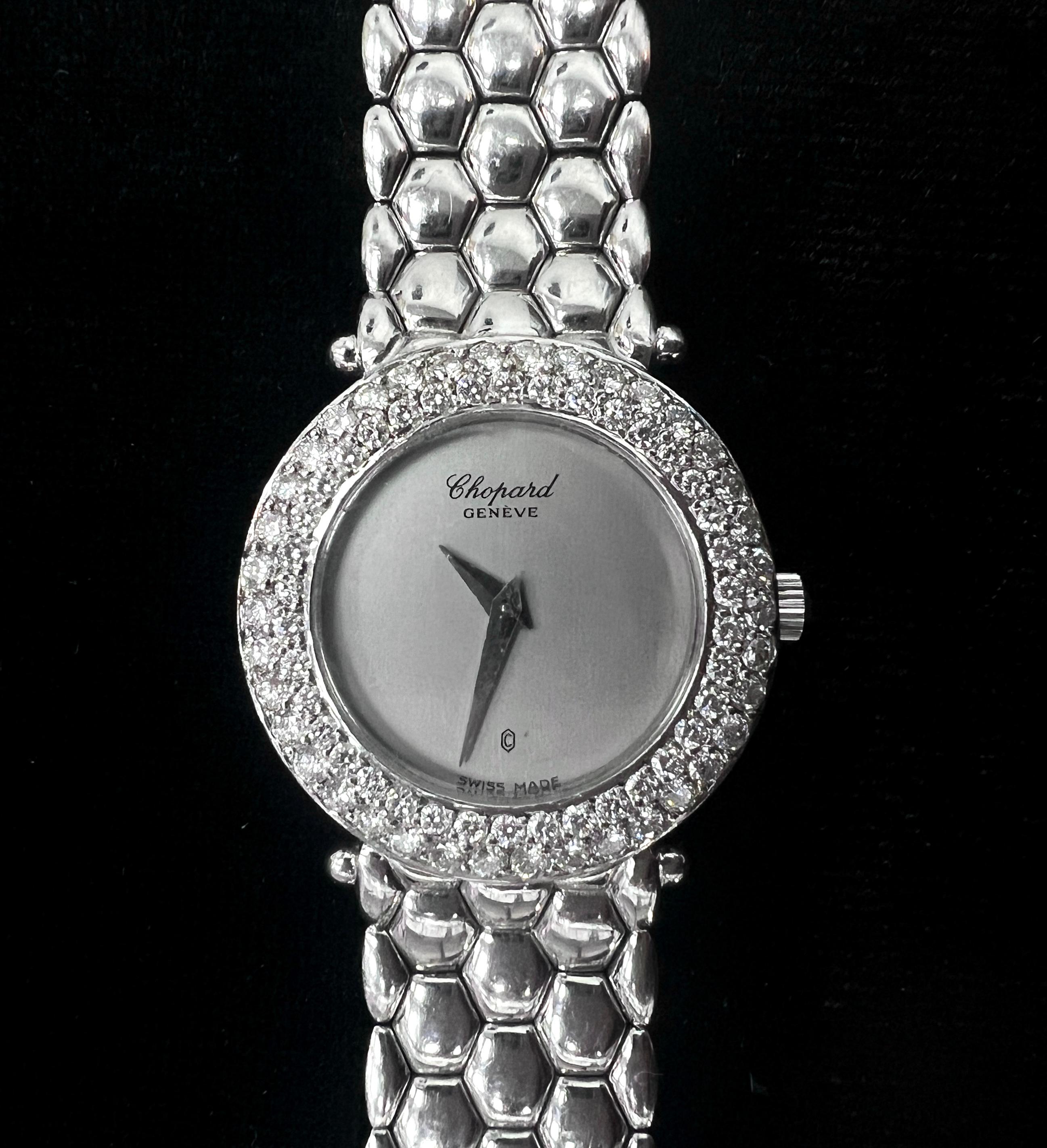 Chopard Genève Diamant-Armbanduhr aus 18k Weißgold mit sechseckigem Gliederarmband

Diese elegante Chopard Genève Damenuhr aus 18 Karat Weißgold ist mit einer doppelten Reihe runder Brillanten besetzt und umrahmt ein minimalistisches, gebürstetes