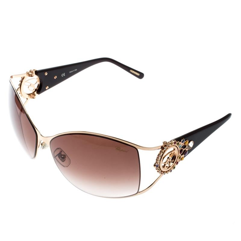 Chopard’s rectangular sunglasses are an example of the brand's luxurious femininity. These slightly oversized glasses feature logos and multicoloured crystals encrusted on the hinges. They are finished with black temples and gradient brown