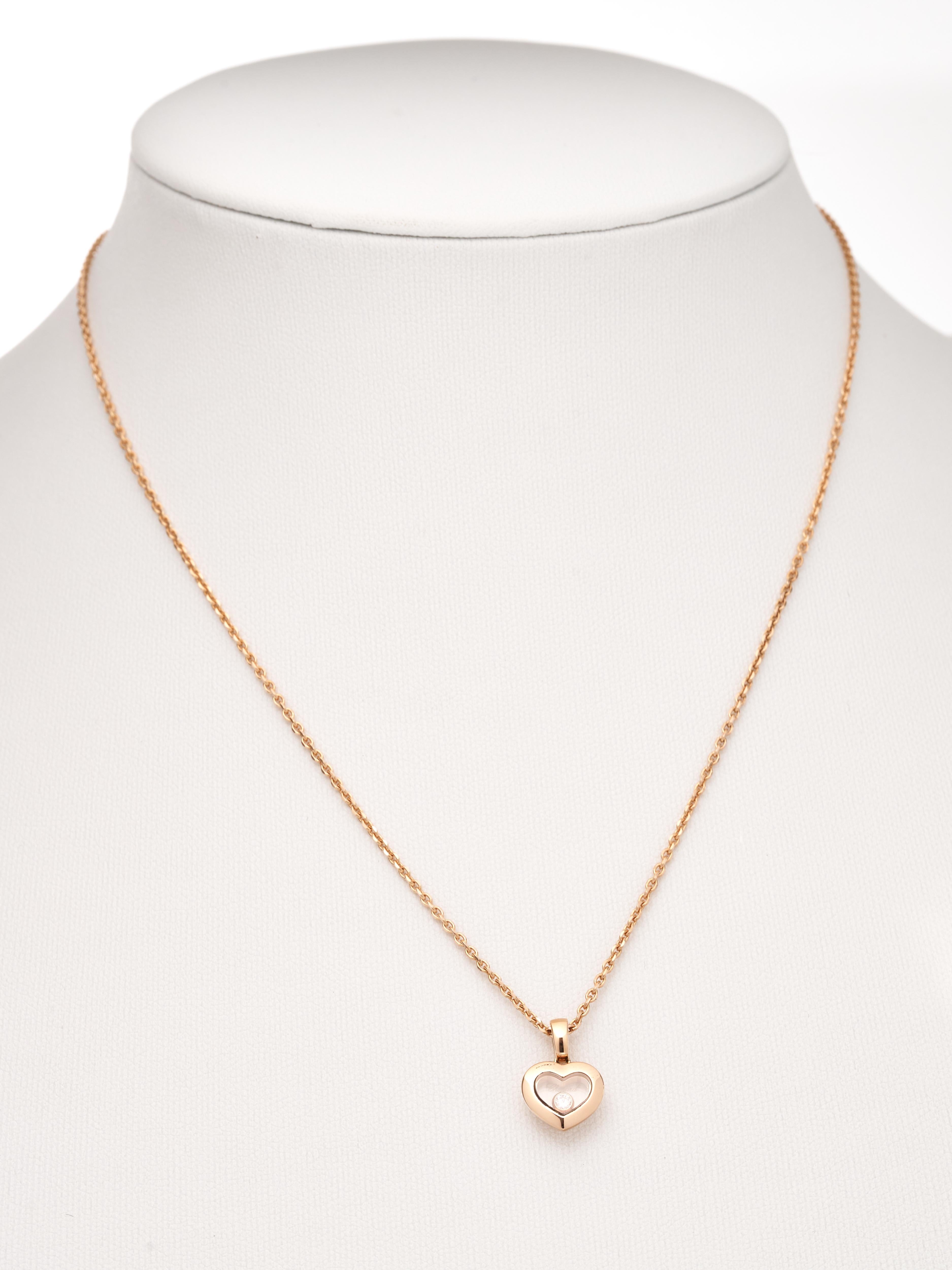 Fork In Time è orgogliosa di offrire sul mercato 1st Dibs:

Chopard 

Felice diamante lcons 

Collana in oro rosa 18K 

Diamante etico che fluttua liberamente all'interno di un ciondolo a cuore racchiuso da due cristalli di zaffiro

Venduto con