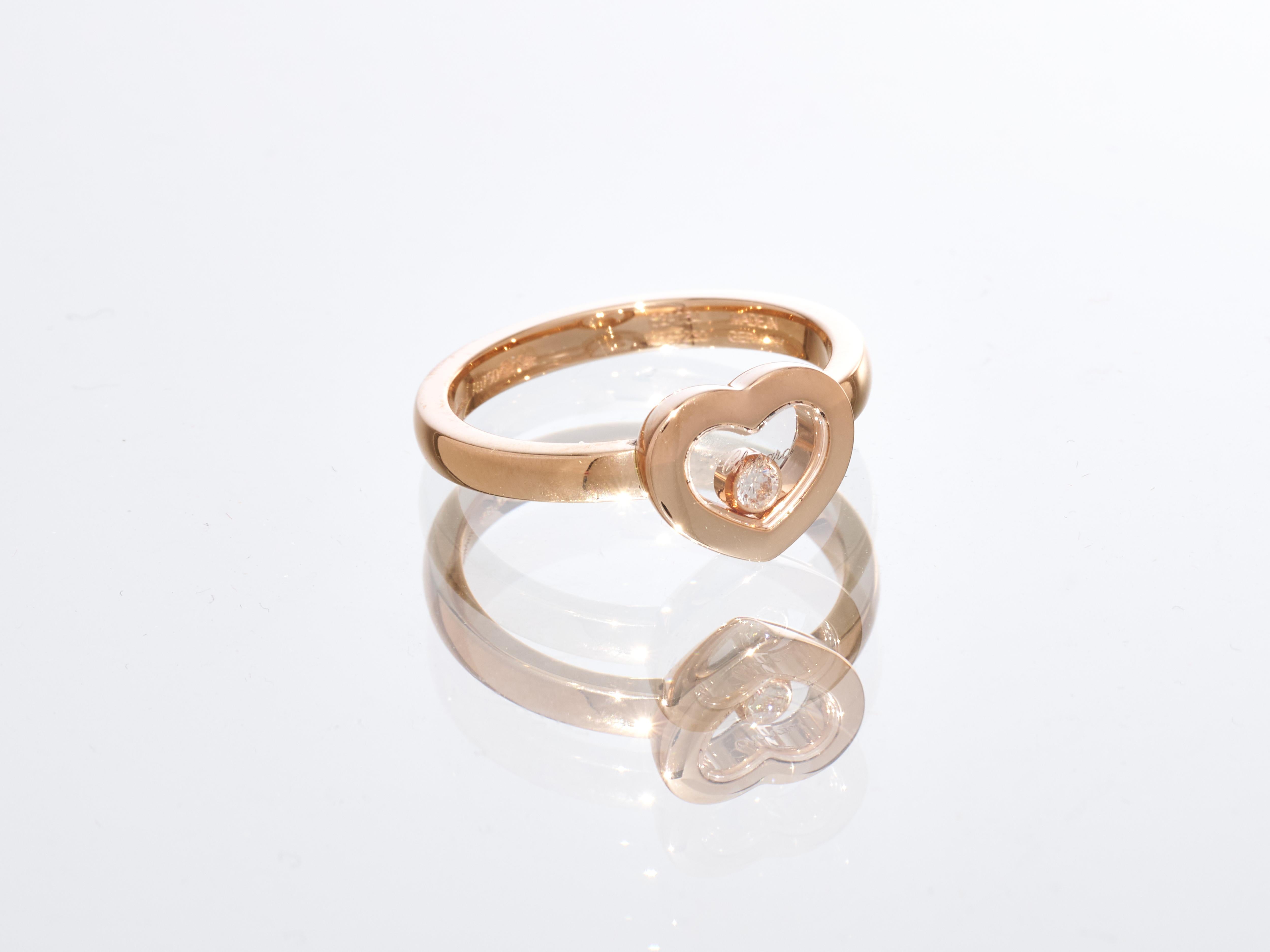 Fork In Time è orgogliosa di offrire sul mercato 1st Dibs:

Chopard 

Felice diamante lcons 

Anello in oro rosa 18 carati 

Taglia: 

UK L 1/2

UE 52

US 6

Diametro interno circa 16,5

Diamante etico che fluttua liberamente all'interno di un