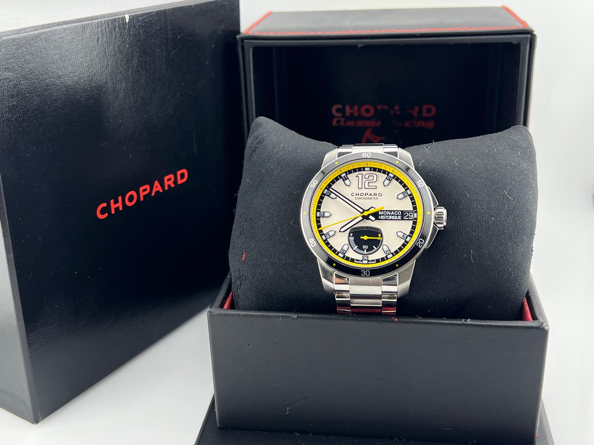 Stilnummer: 158569-3001

Seriennummer: 189***
 
Modell: Chopard Grand Prix de Monaco Historique
 
Gehäuse MATERIAL: Titan
 
Band: Rostfreier Stahl 
  
Lünette: Schwarz
  
Zifferblatt: Weiß 
 
Kristall: Saphir 
 
Gehäusegröße: 44mm
 
Enthält: 
-