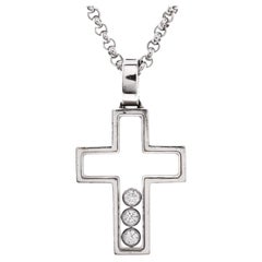 Chopard Collier pendentif croix Happy à 3 diamants en or blanc 18 carats avec flottement