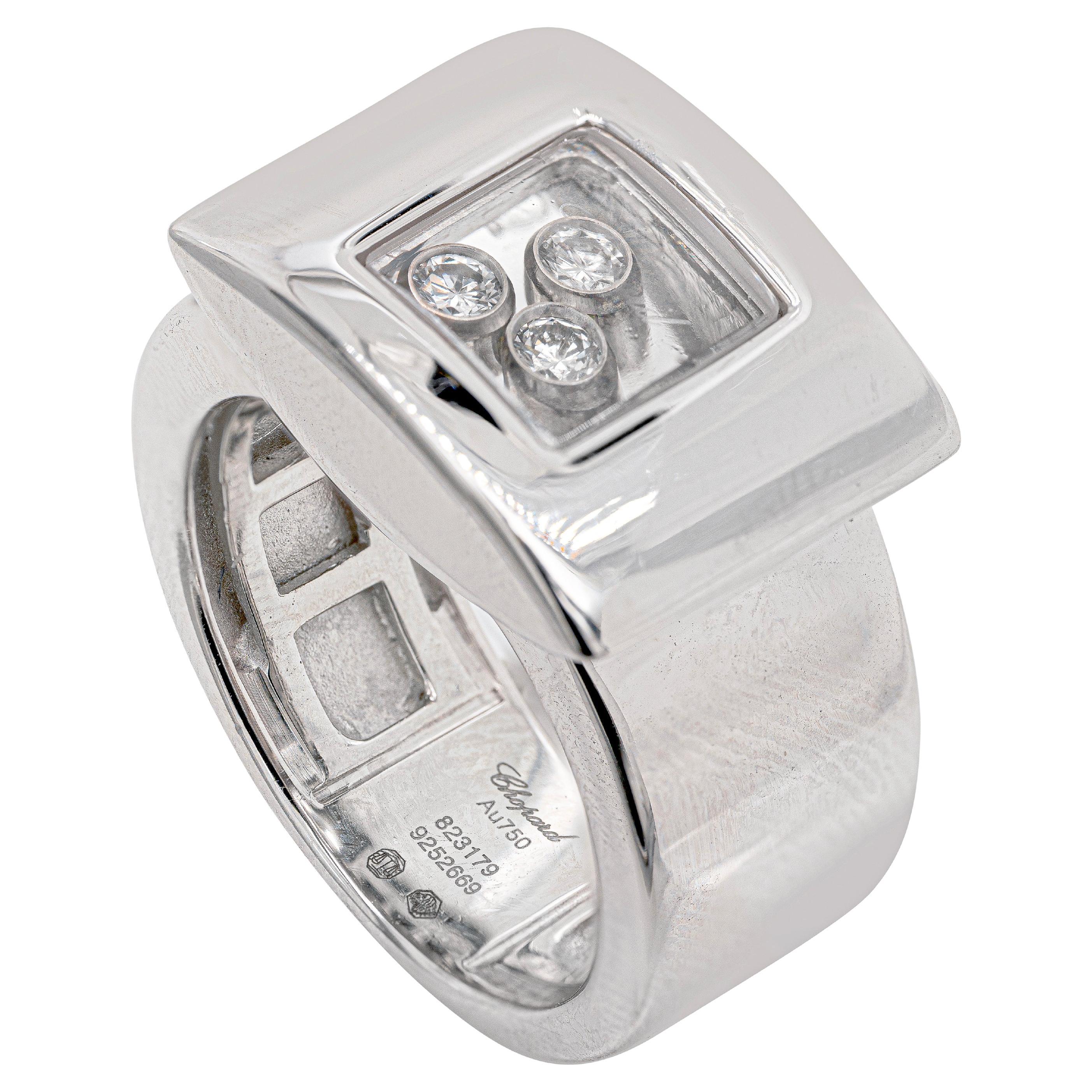 This beautiful 18 carat white gold ring from the iconic Chopard Happy Curves collection features an elegant rectangular motif measuring 12.3 x 16.6mm. Set in the centre of the geometric frame are 3 mobile 'happy diamonds' enclosed between a pair of