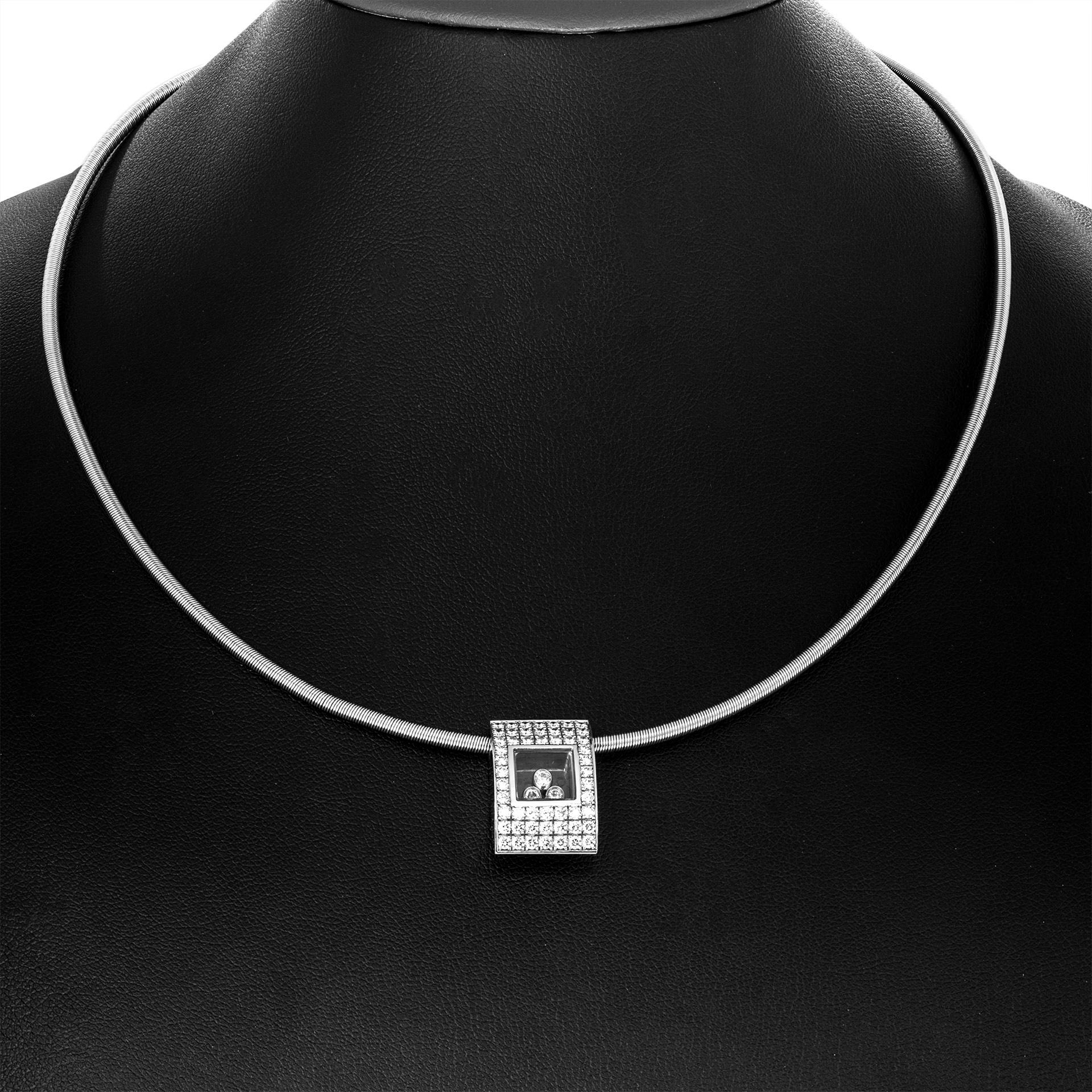 Chopard Happy Curves Diamond 18k White Gold Pendant Collar Necklace Jewelry 52 diamonds : 0.88ct 3 diamants : 0.17ct (perdre) Produit # : 2267650
 Est. Prix de détail : 12 775,00
