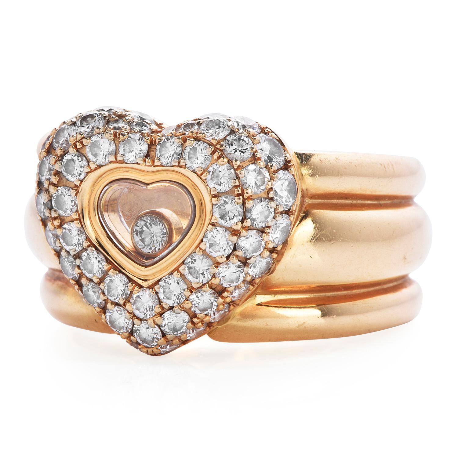 Questo anello a fascia larga con motivo a cuore è uno squisito pezzo da collezione della Maison Chopard e della sua caratteristica collezione 