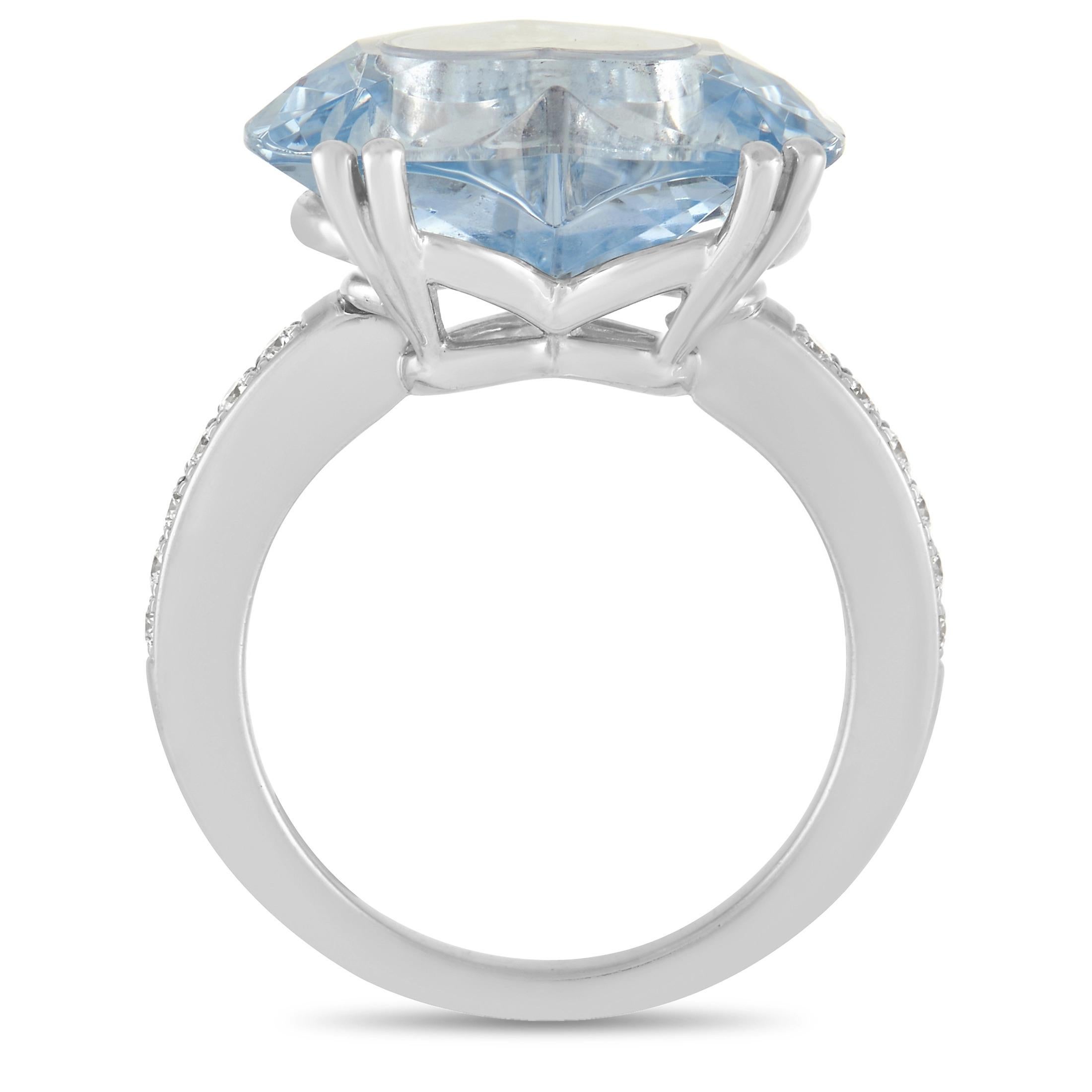 Ein Hauch von Farbe macht dieses Stück aus der Chopard Happy Diamond-Kollektion zu einem wahrhaft bezaubernden Anblick. Der zentrale herzförmige Kristall hat eine hellblaue Farbe, die sofort ins Auge fällt. Aber es sind die schwebenden Diamanten und