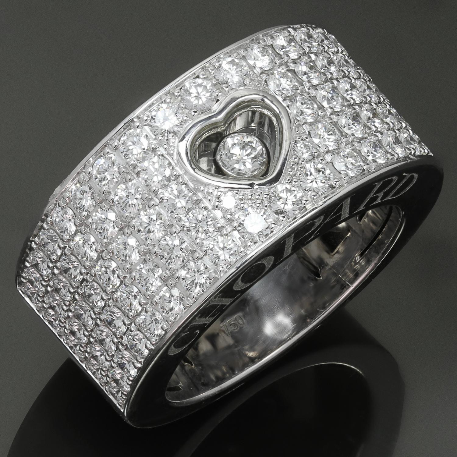 Cette fabuleuse bague Chopard de la collection emblématique Happy Diamond est réalisée en or blanc 18 carats et sertie de 87 diamants ronds de taille brillant E-F-G VVS1-VVS2 d'un poids estimé entre 1,80 et 2,0 carats. Elle est rehaussée d'un
