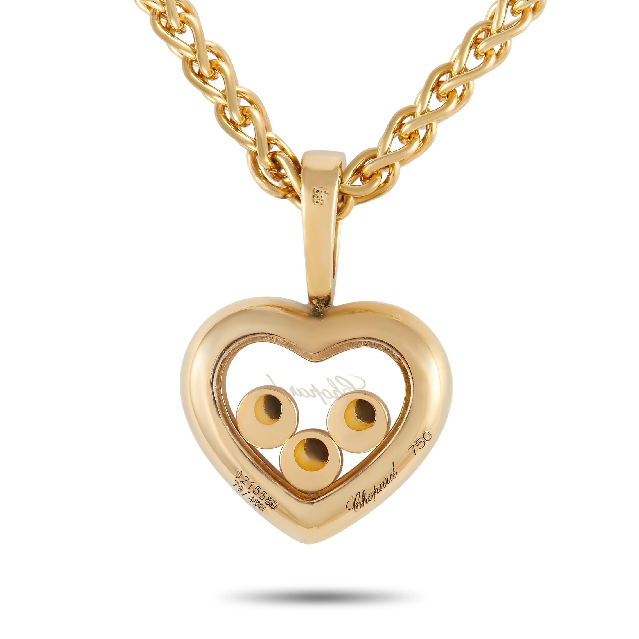 Dieses Diamantencollier aus der Happy Diamond Collection'S von Chopard verspricht Ihnen ein atemberaubendes Funkeln. An einer 16-Zoll-Gelbgoldkette befindet sich ein herzförmiger Anhänger mit einer durchsichtigen Mitte, in der drei schwebende oder