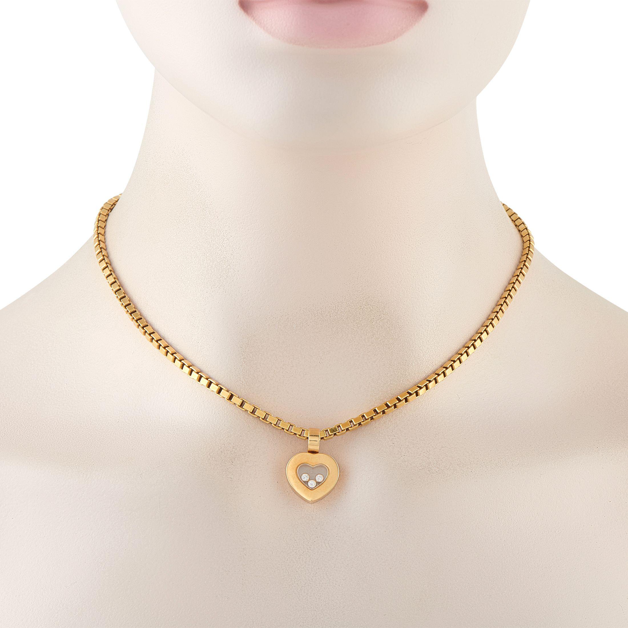 Dieses Chopard Happy Diamond Collier ist charmant und unglaublich raffiniert. In der Mitte des glänzenden herzförmigen Anhängers aus 18 Karat Gelbgold bringen drei Diamanten in Lünettenfassung jede Bewegung zum Funkeln. Der Anhänger misst 0,88 lang