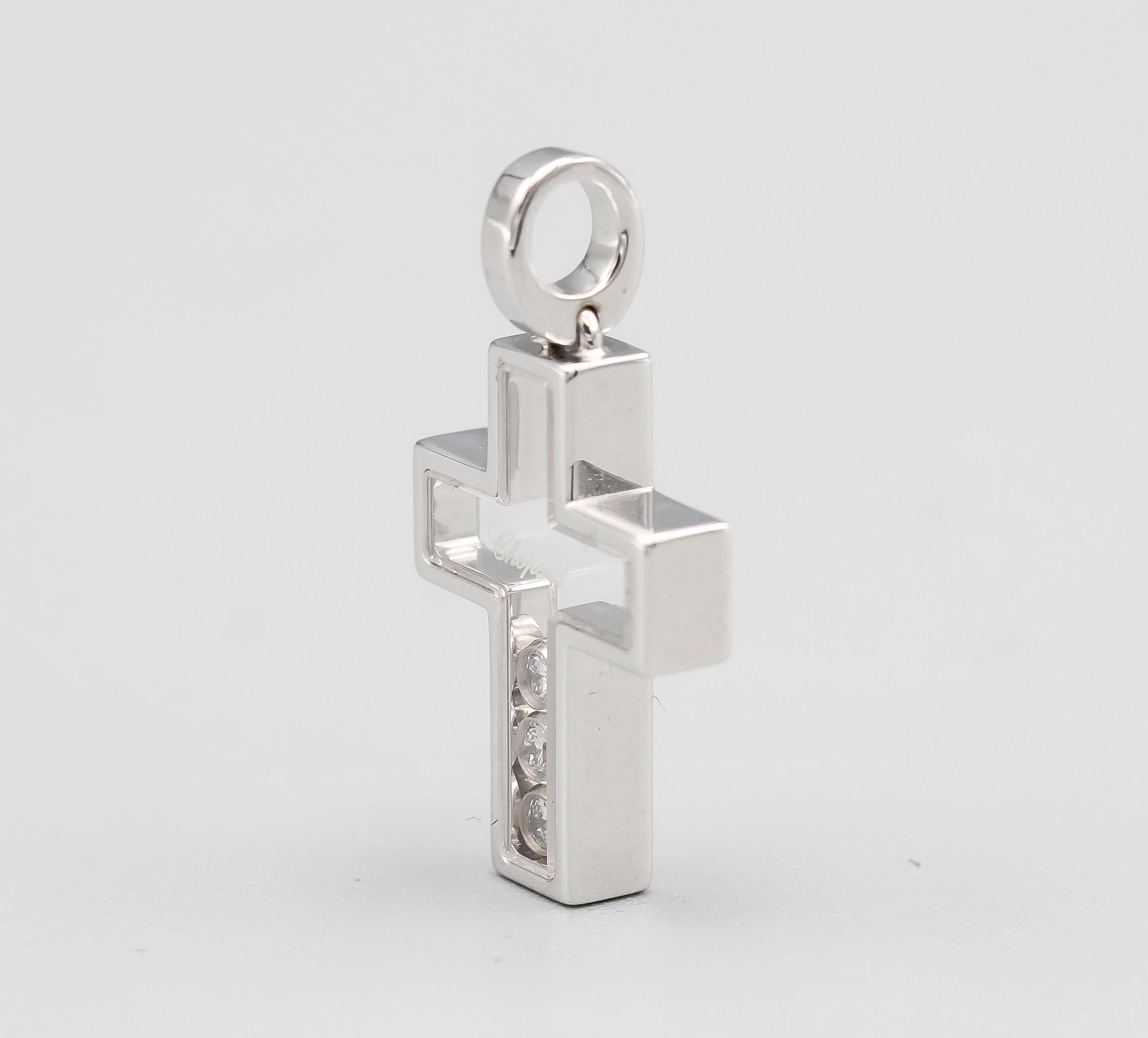 Chic and impressive 18K white gold and diamond cross pendant from the 
