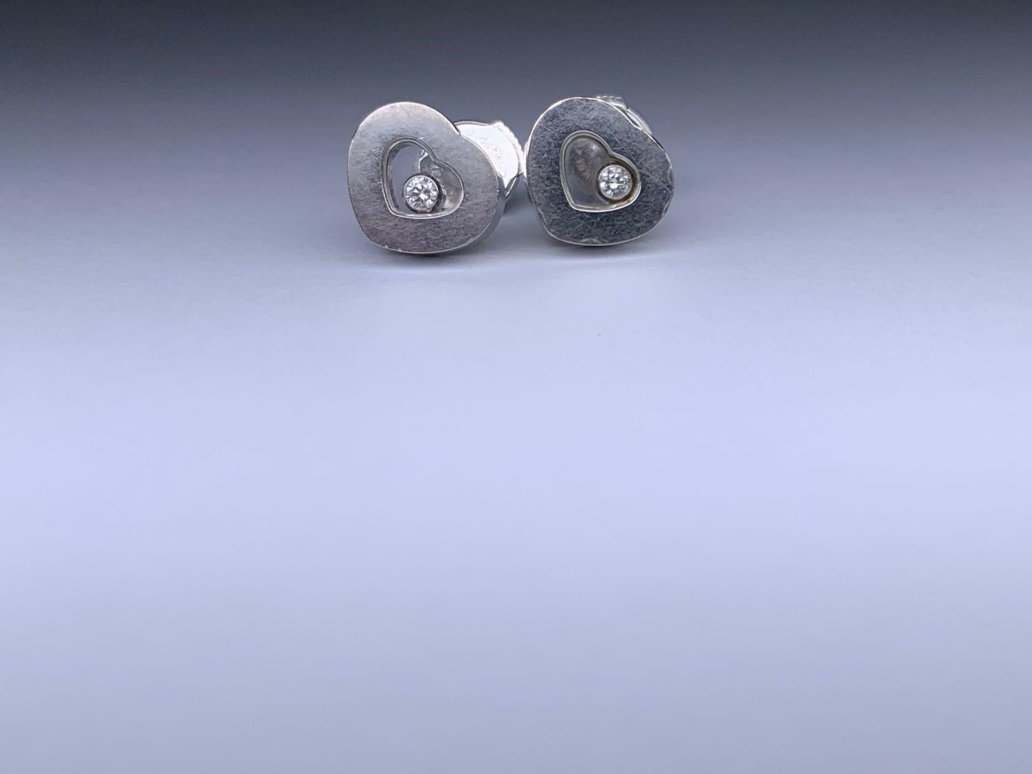Marke : Chopard
Beschreibung: Chopard Happy Diamond Ohrringe - 8.2g
Metall-Typ: 750WG/Weißgold
Gewicht 8,2g
Zustand: Gebraucht; leichte Gebrauchsspuren
Box -  Nicht inbegriffen
Papiere - Eingeschlossen
