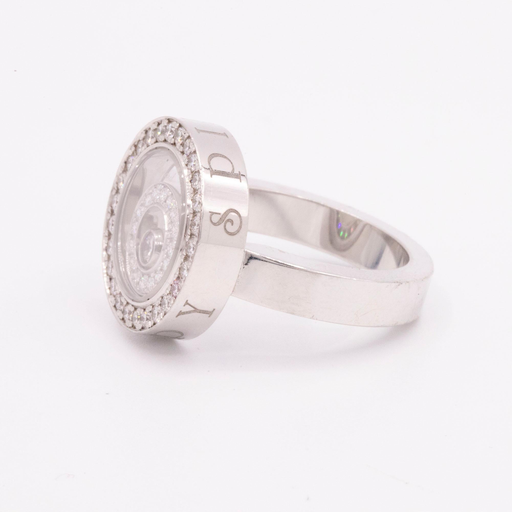 Chopard Happy Diamond Ring aus 18 Karat Weißgold. Der Ring hat 42 in Zacken gefasste Diamanten in Lünetten mit einem Gesamtgewicht von etwa 0,42 Karat insgesamt. Der Diamant in der Mitte der Lünette hat ein Gewicht von 0,07 Karat. Die Diamanten sind