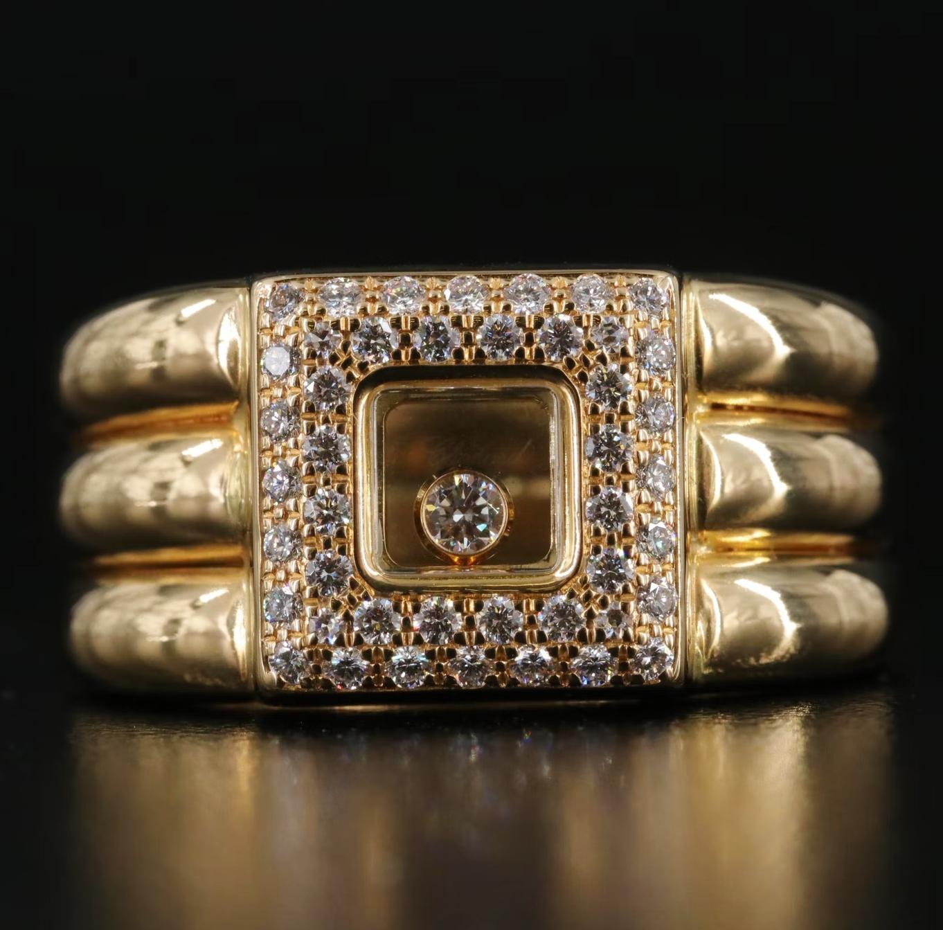 Chopard Designer Ring, gestempelt und gepunzt mit den Designerpunzen, Seriennummer (Chopard 750 91050219 82/2347-20)

Swiss made, Genf 

Happy Diamond Collection, quadratischer Ring mit dem klassischen schwebenden Diamanten 

0,5 CWT eines