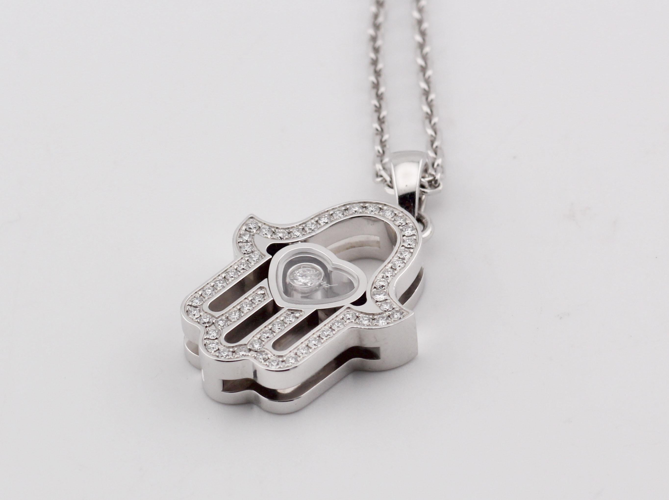 Collana con ciondolo in oro bianco 18k Chopard Happy Diamond Hamsa Hand in vendita 1