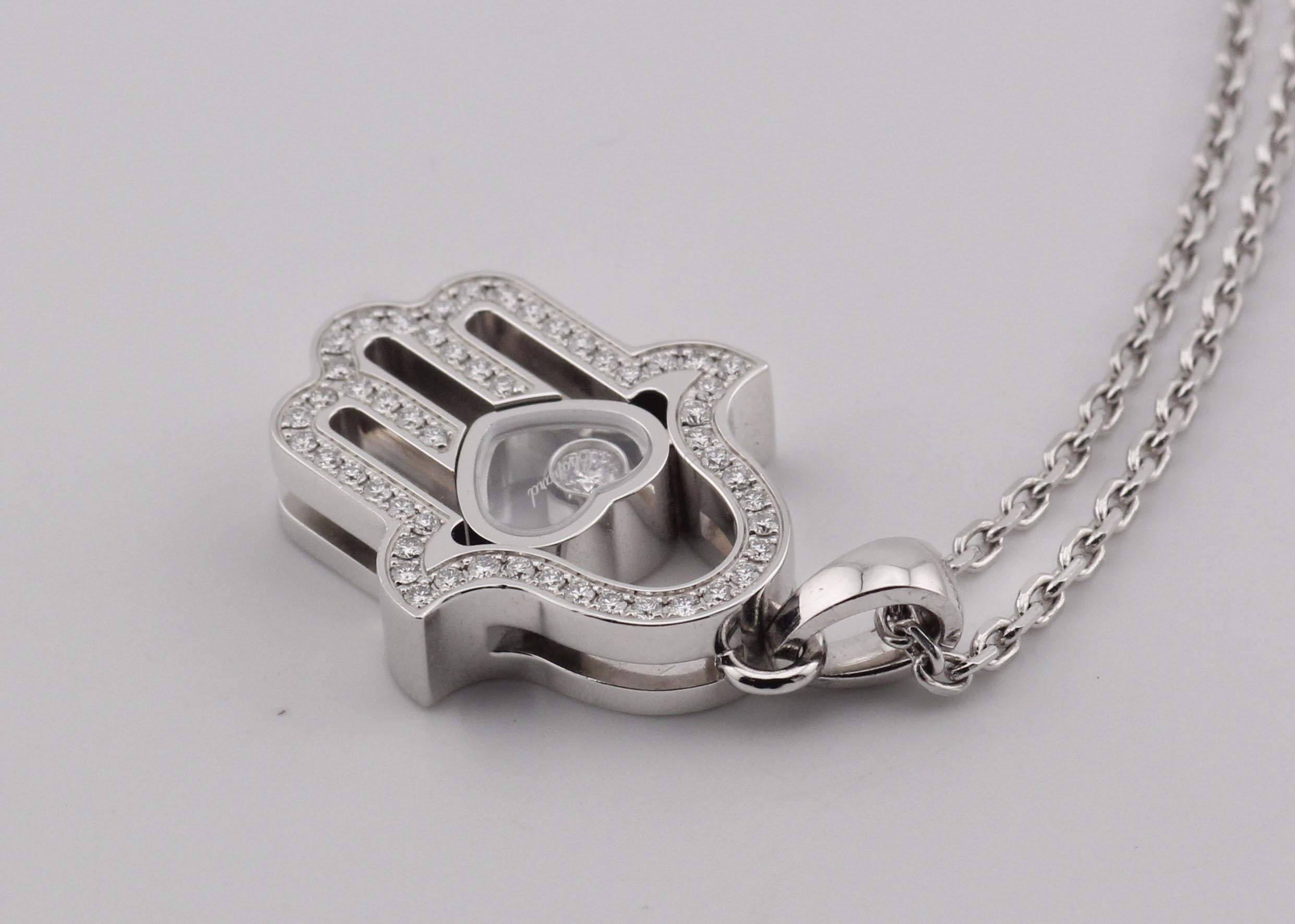 Collana con ciondolo in oro bianco 18k Chopard Happy Diamond Hamsa Hand in vendita 2