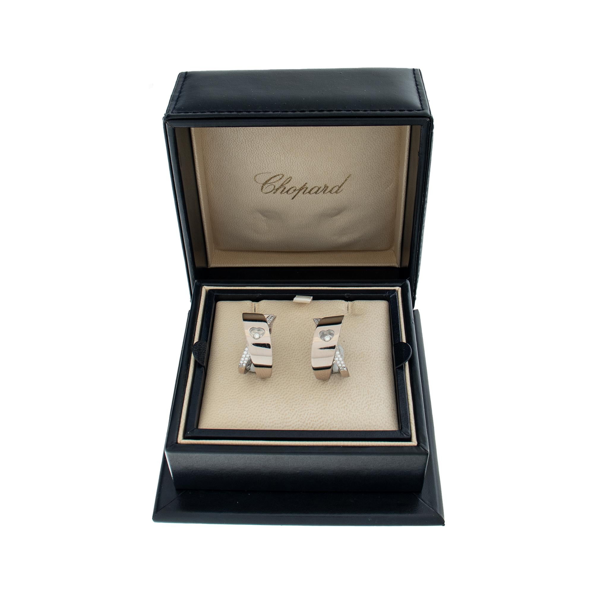 Chopard Happy Diamond Herz-Ohrringe aus 18 Karat Weigold mit schwebenden Diamanten im Zustand „Hervorragend“ im Angebot in Surfside, FL