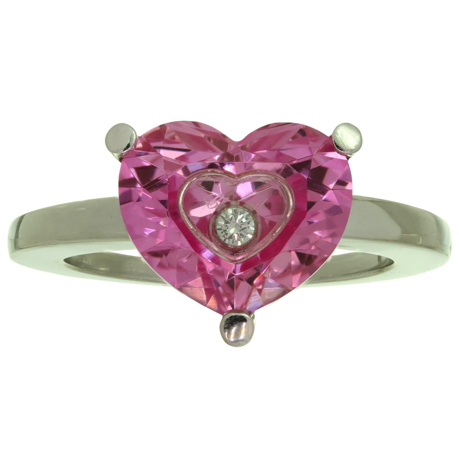 Dieser fabelhafte Chopard-Ring aus der Happy Diamonds Collection ist aus 18 Karat Weißgold gefertigt und zeigt einen funkelnden, facettierten, herzförmigen rosa Quarz, der mit einem frei schwebenden, in ein Herz aus klarem Kristall gefassten