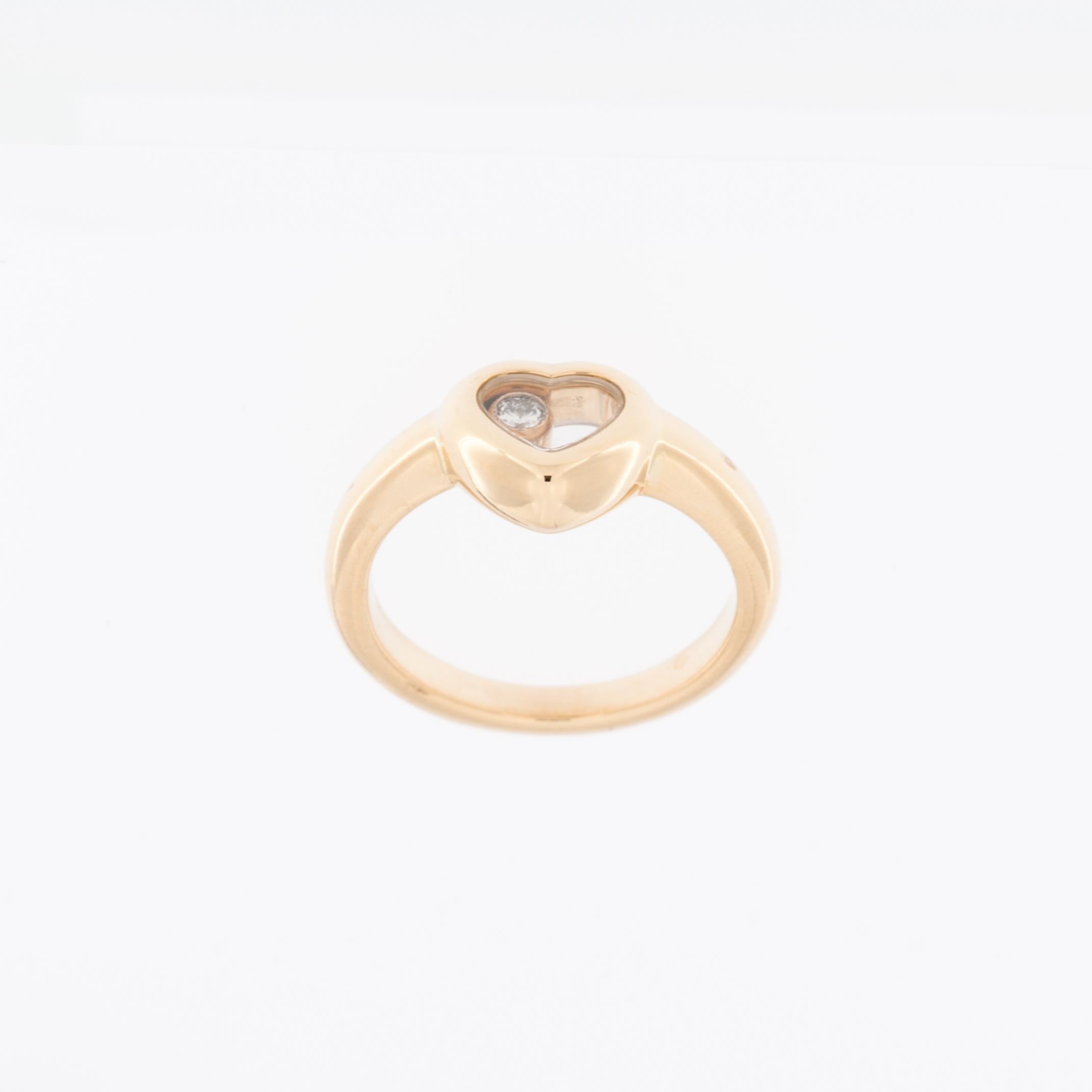 This Chopard Happy Diamond Heart Ring is a luxurious and iconic piece that seamlessly blends sophistication with a playful touch. 

Meticulously crafted from 18 karat yellow gold, the ring showcases a high level of purity and quality. The radiant