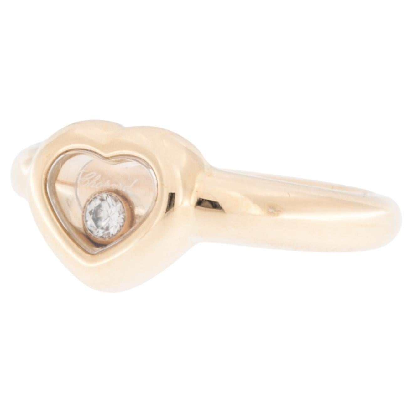 This Chopard Happy Diamond Heart Ring is a luxurious and iconic piece that seamlessly blends sophistication with a playful touch. 

Meticulously crafted from 18 karat yellow gold, the ring showcases a high level of purity and quality. The radiant