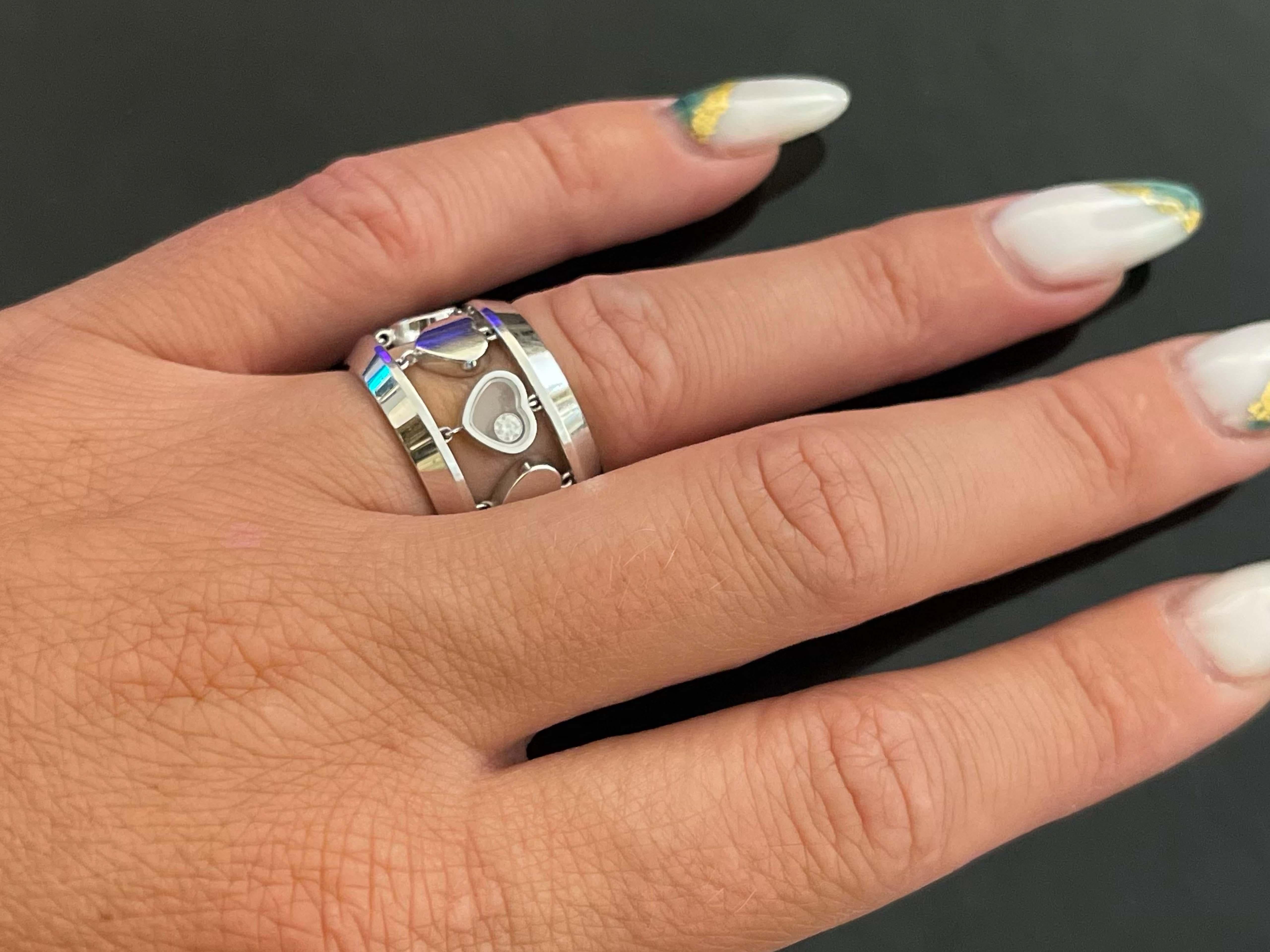 Chopard Happy Diamond Heart Ring en or blanc 18k. La bague comporte 8 cœurs entre 2 bandes, dont l'un contient un diamant qui se déplace librement. Comme d'habitude avec tous les bijoux Chopard, les détails sur cette bague sont incroyables et la
