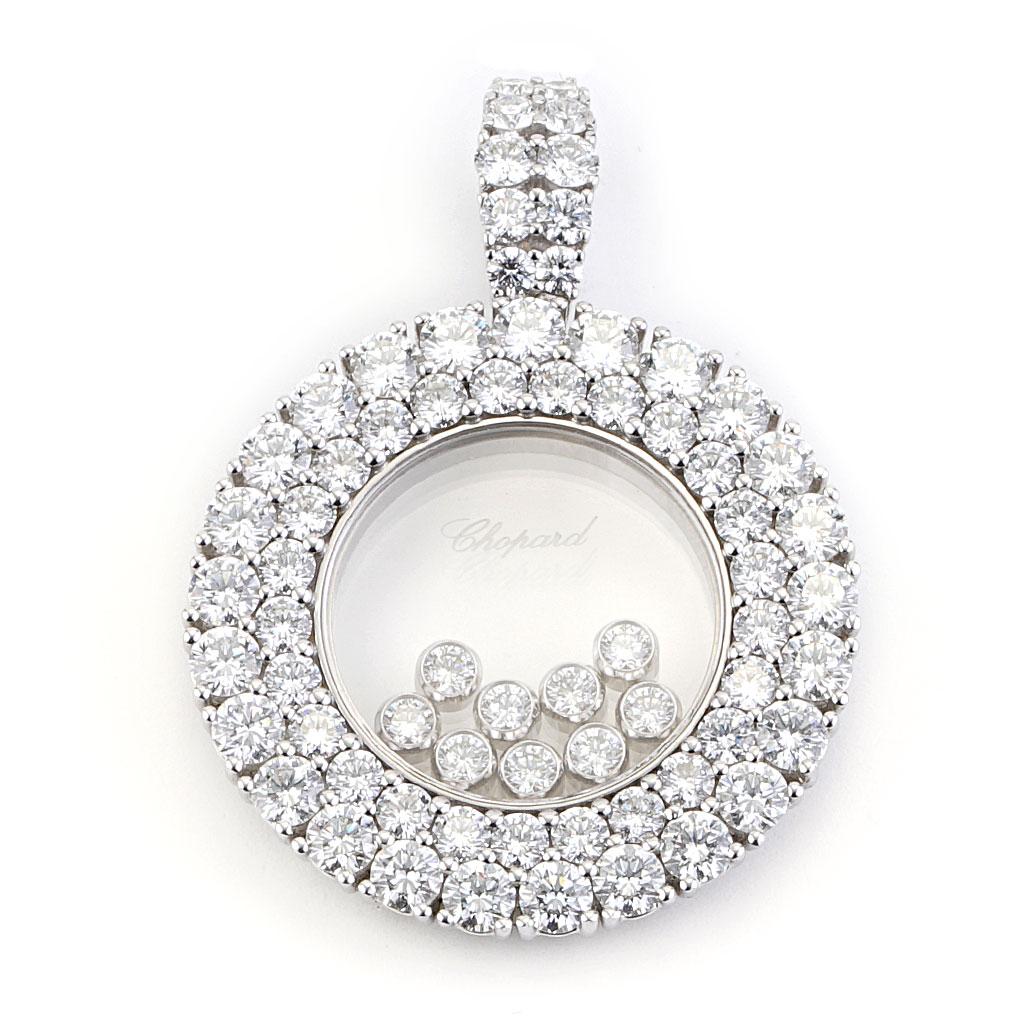 Au cœur même de la ligne de bijoux pour femmes de Chopard, la ligne Happy Diamonds Icons est aussi originale qu'intemporelle. Inspirés par les gouttes d'eau scintillantes d'une cascade, les 9 diamants en mouvement libre, maintenus entre deux