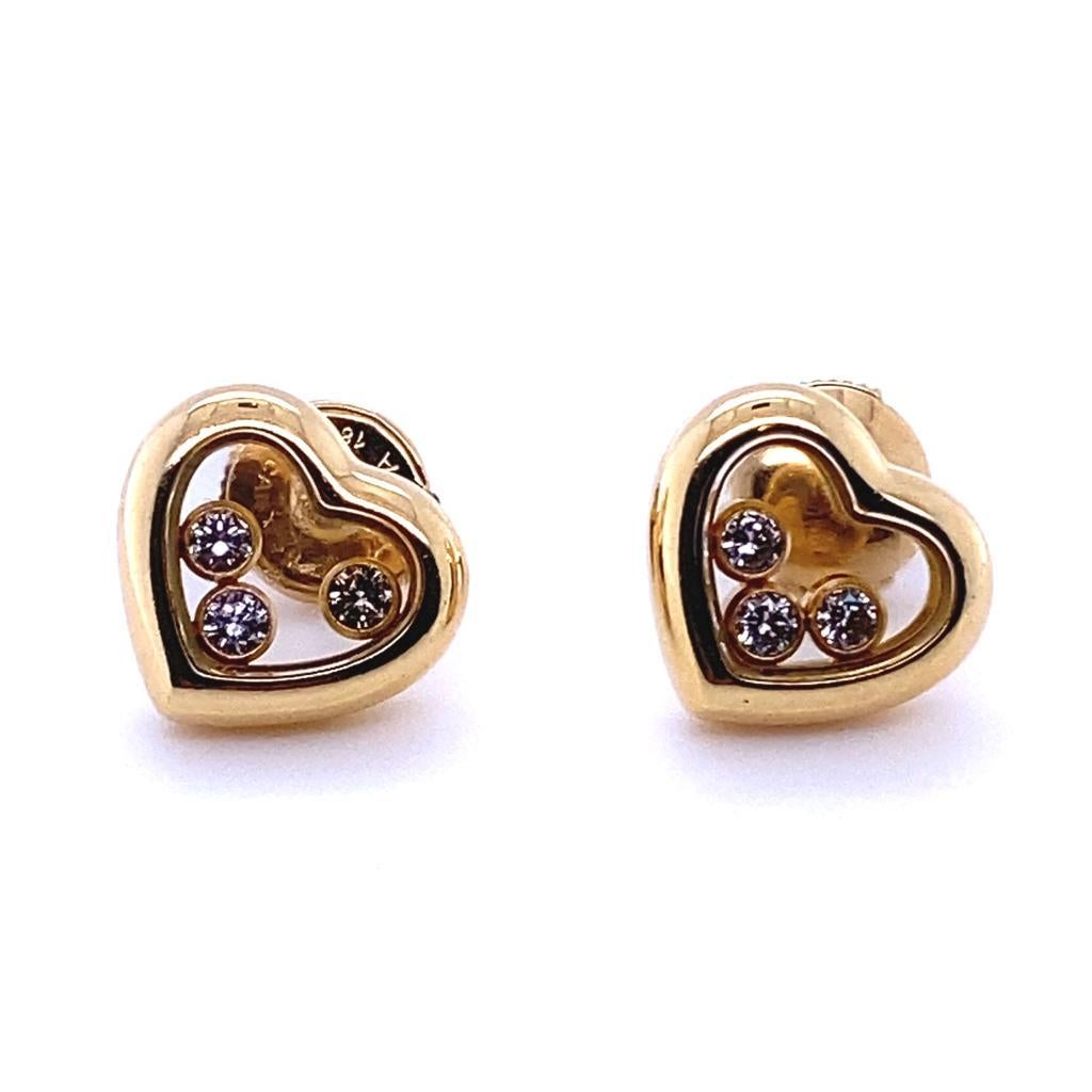 Ein Paar Chopard Happy Diamond Icons Heart Ohrringe aus 18 Karat Gelbgold

Diese eleganten herzförmigen Ohrstecker sind aus der Happy Diamond Kollektion von Chopard.

Beide Ohrringe enthalten drei der ikonischen schwebenden Diamanten von Chopard,